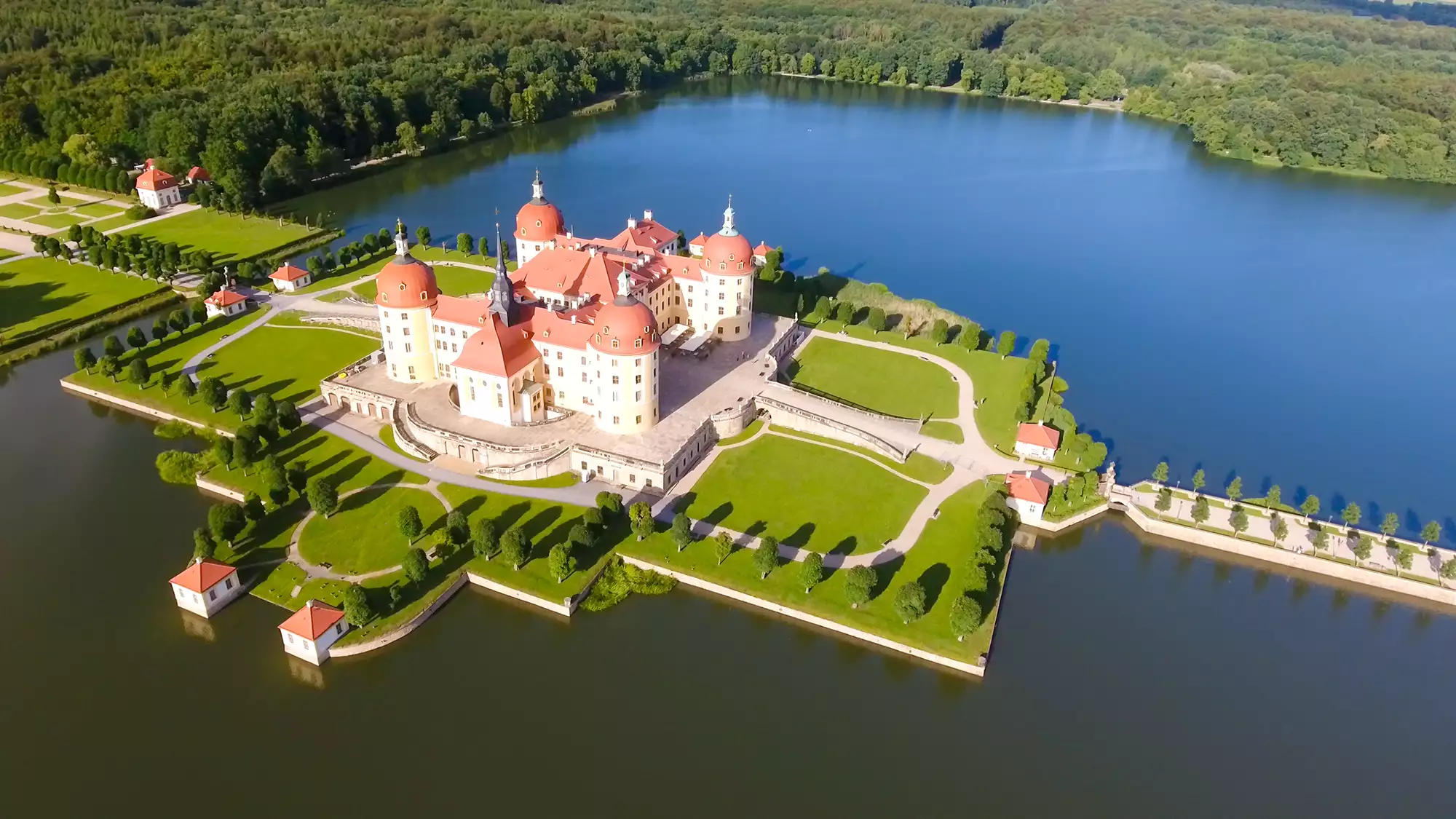 Schloss Moritzburg aus der Vogelperspektive und Filmkulisse von Drei Haselnüsse für Aschenbrödel