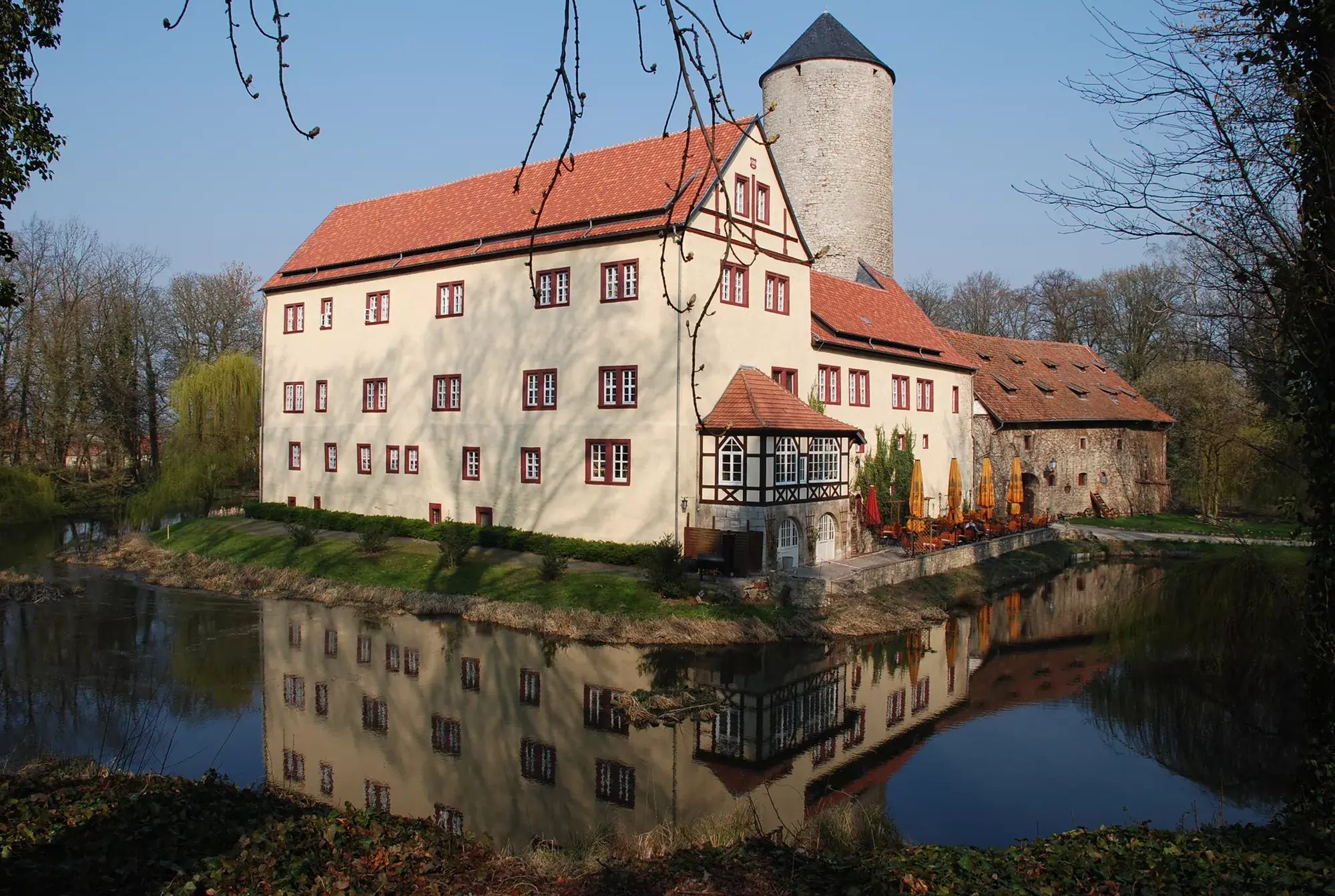 Schloss Westerburg von Außen in der Nähe von Lindner Hotel Wiesensee umgeben von einem mit Wasser gefüllten Wassergraben an einem sonnigen Herbsttag