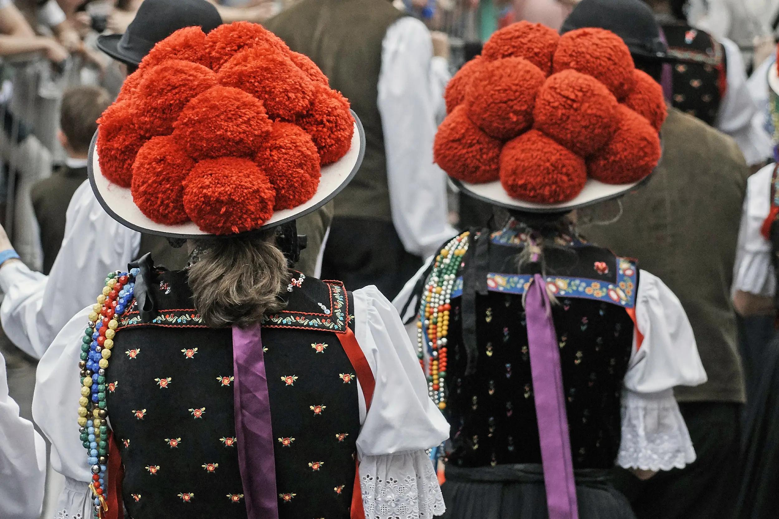 Frauen in Schwarzwälder Tracht mit Bollenhut