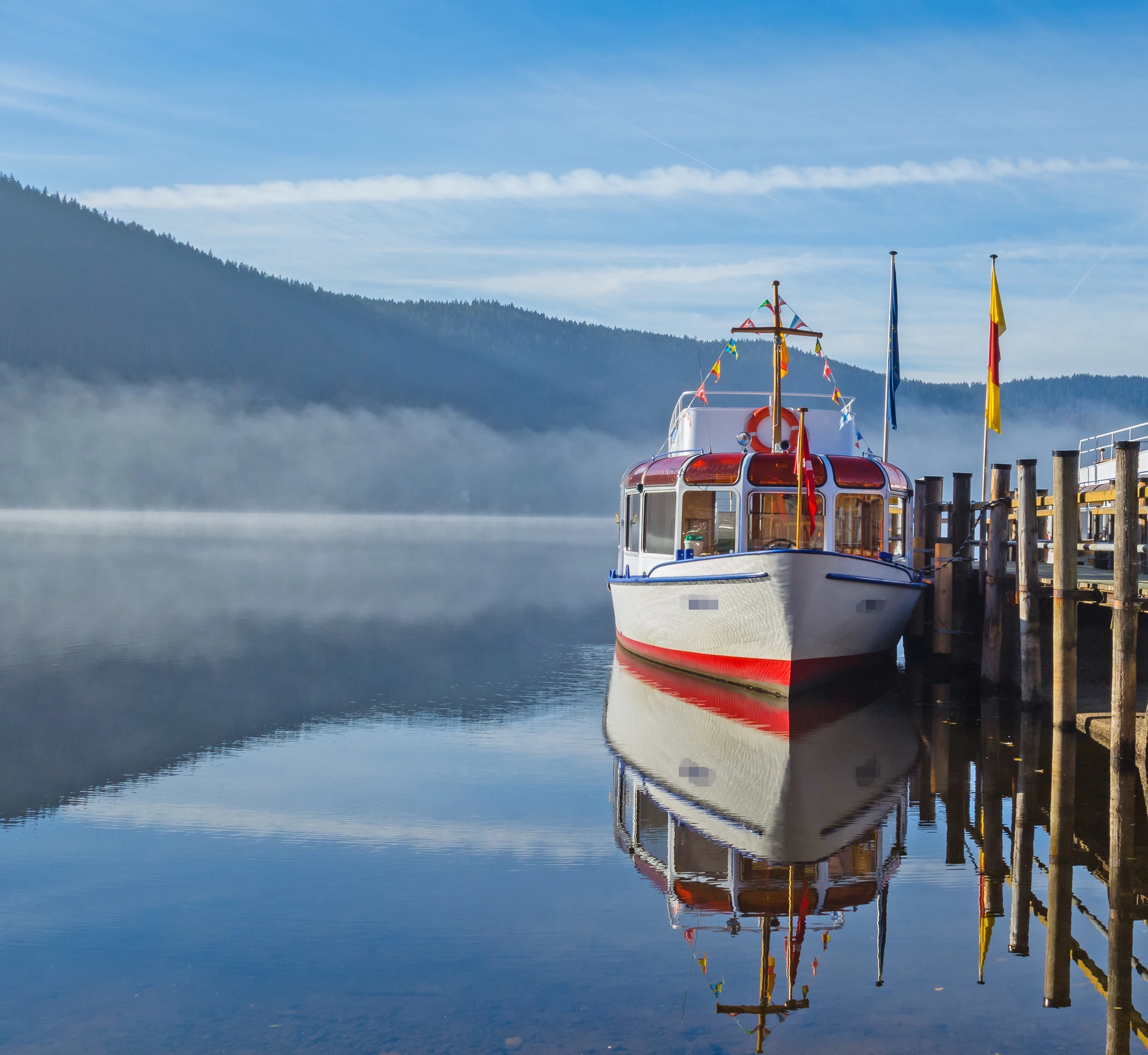 Schiff spiegelt sich im Titisee