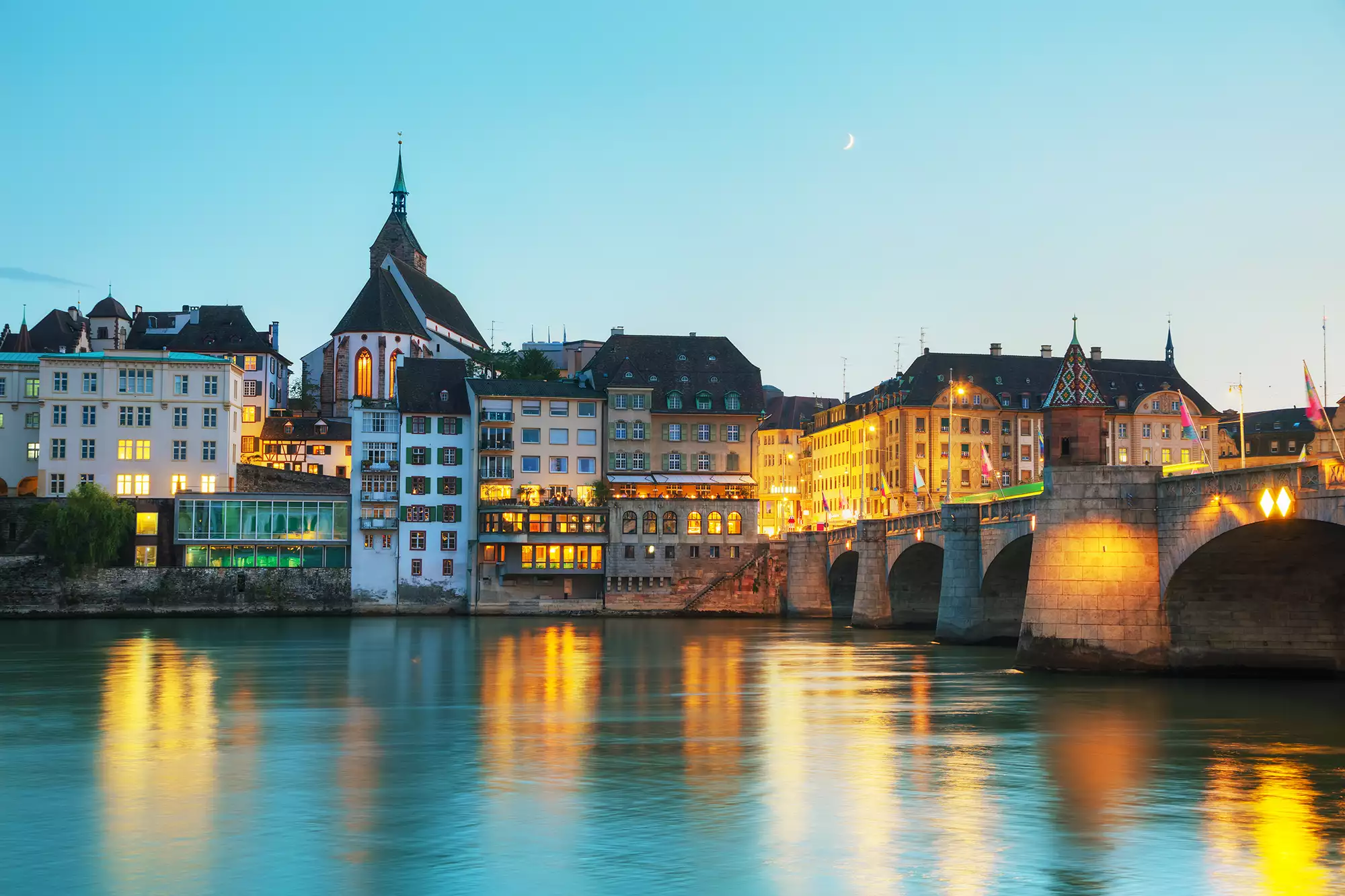 Mittlere Brücke in Basel am Abend - Die Brücke und Häuser sind illuminiert