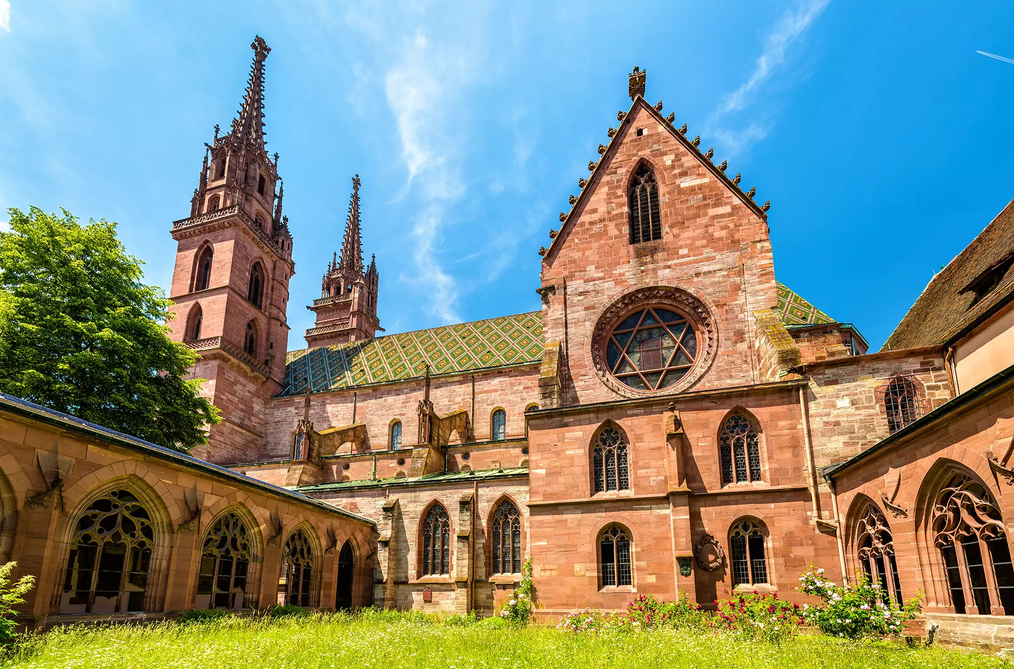 Basler Münster in Basel mit Blick vom Innengarten bei Sonnenschein