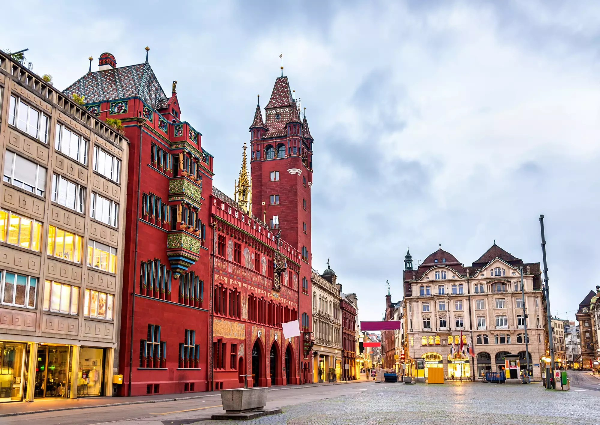 Rotes Rathaus und Marktplatz in Basel