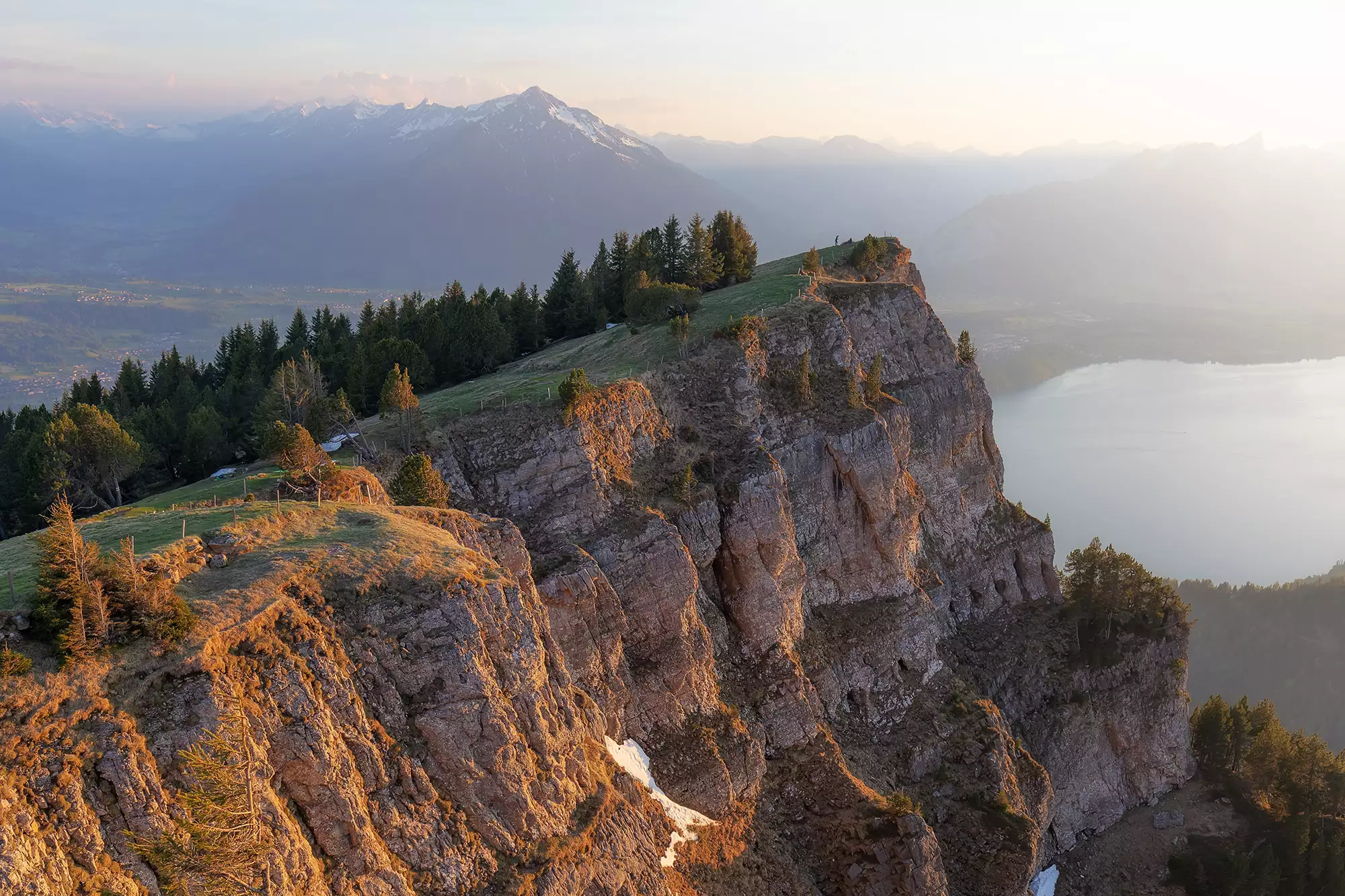 Im Nebel liegendes Niederhorn am Beatenberg im Berner Oberland in der Spätsonne