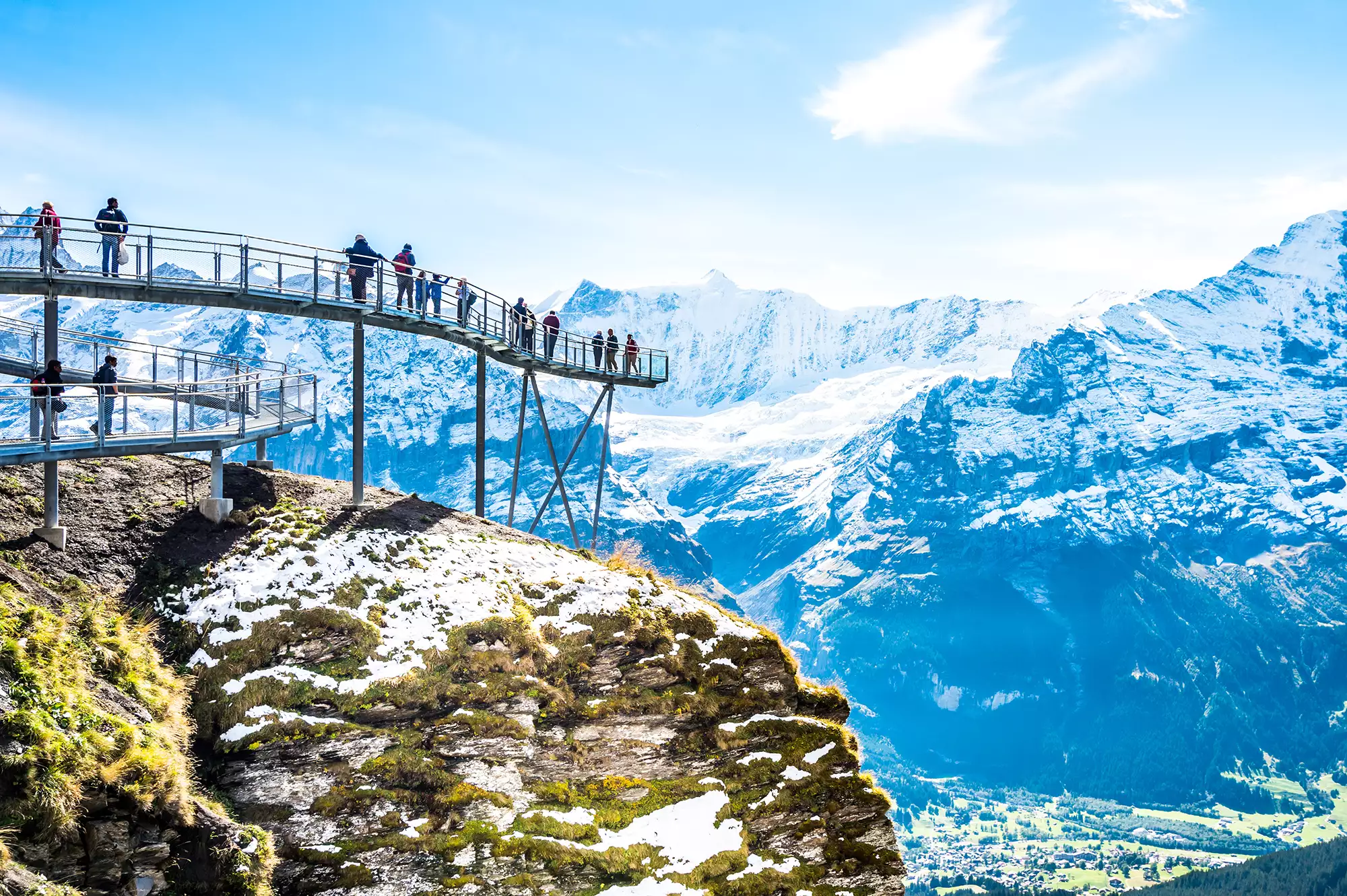 Aussichtspunkt auf die schneebedeckten Berge in Grindelwald im Berner Oberland