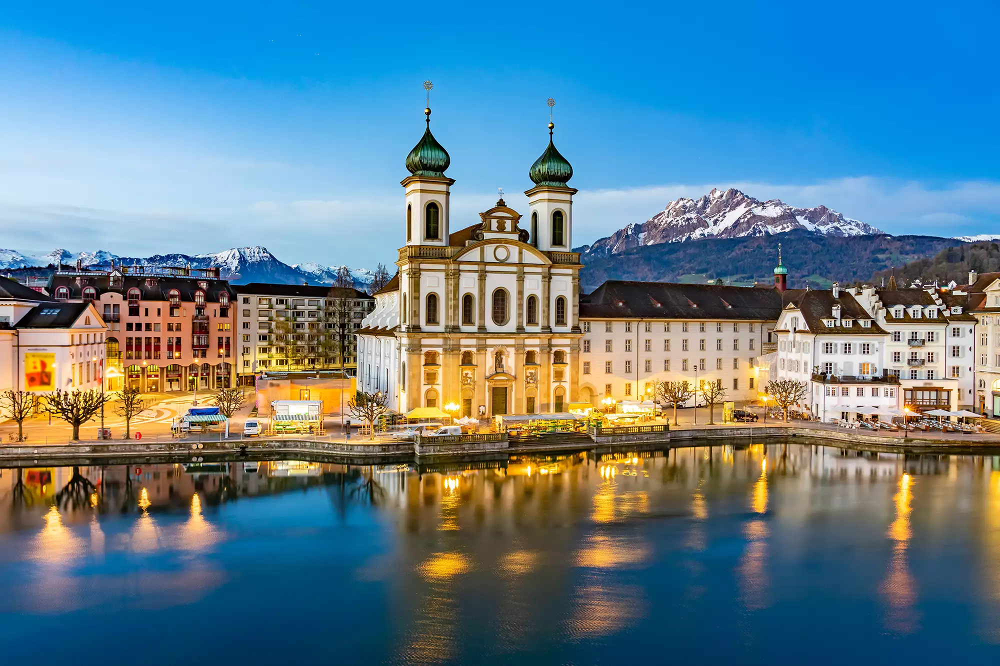Jesuitenkirche in Luzern am Abend