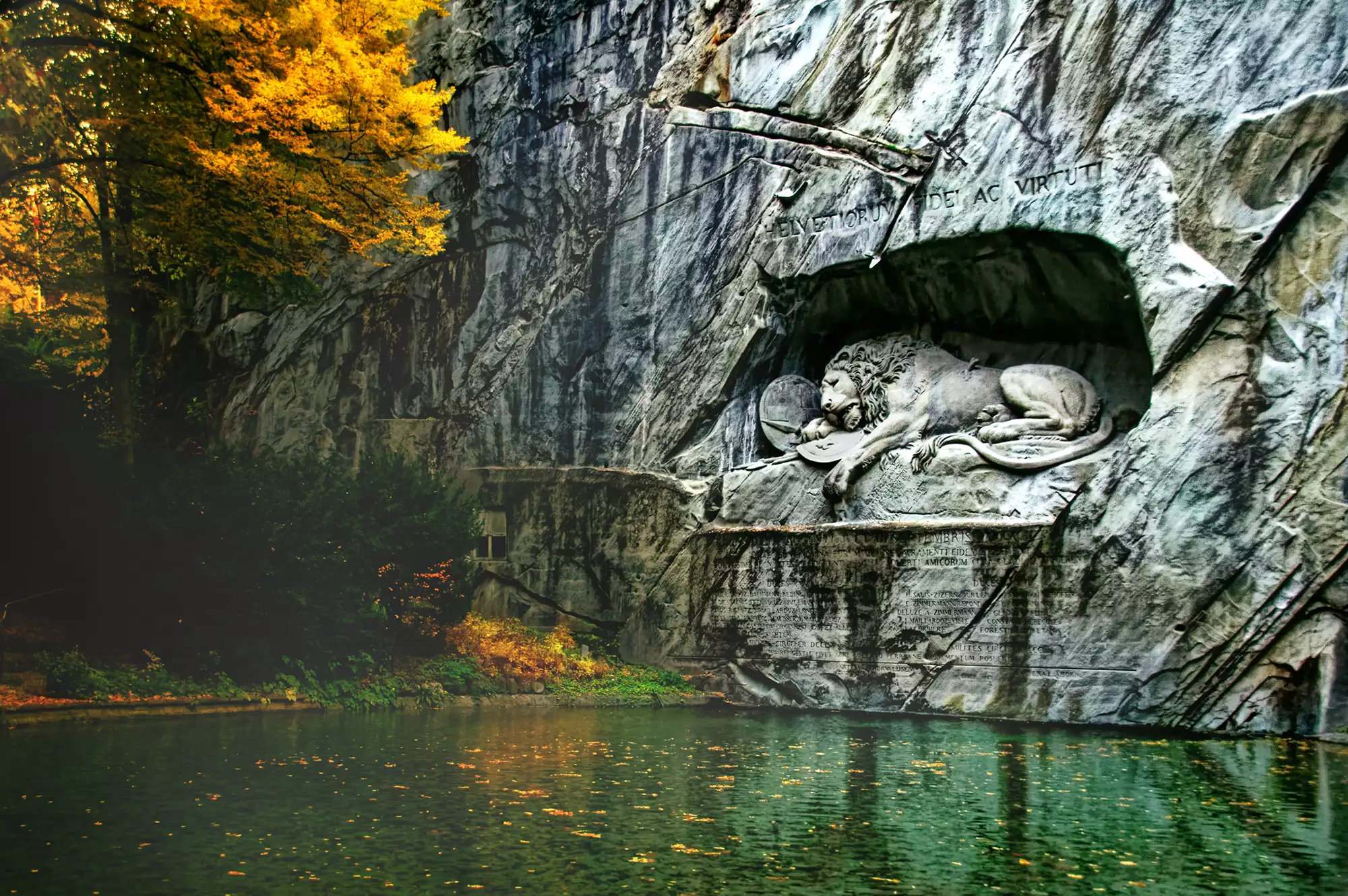 Spektakuläres Löwendenkmal, schlafender Löwe als Skulptur in Felswand