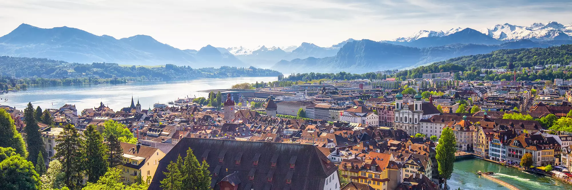 Panoramablick auf Luzern mit Berge im Hintergrund