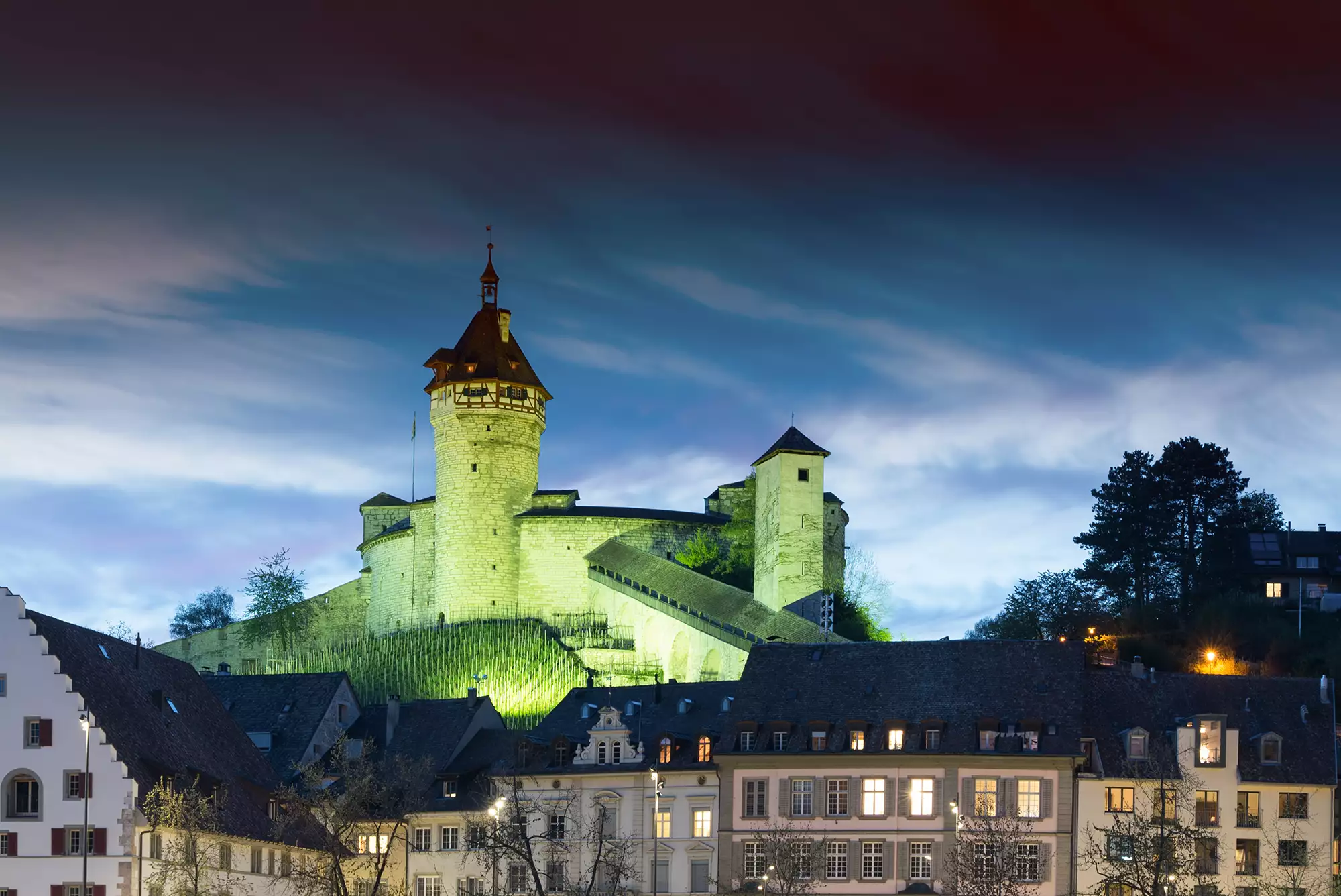 beleuchtete Festung Munot am Abend bei einer Reise nach Schaffhausen mit Hotel