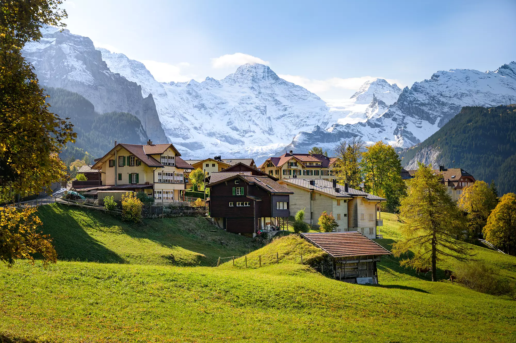 Panoramablick auf Wengen im Berner Oberland und die dahinterliegenden Berge