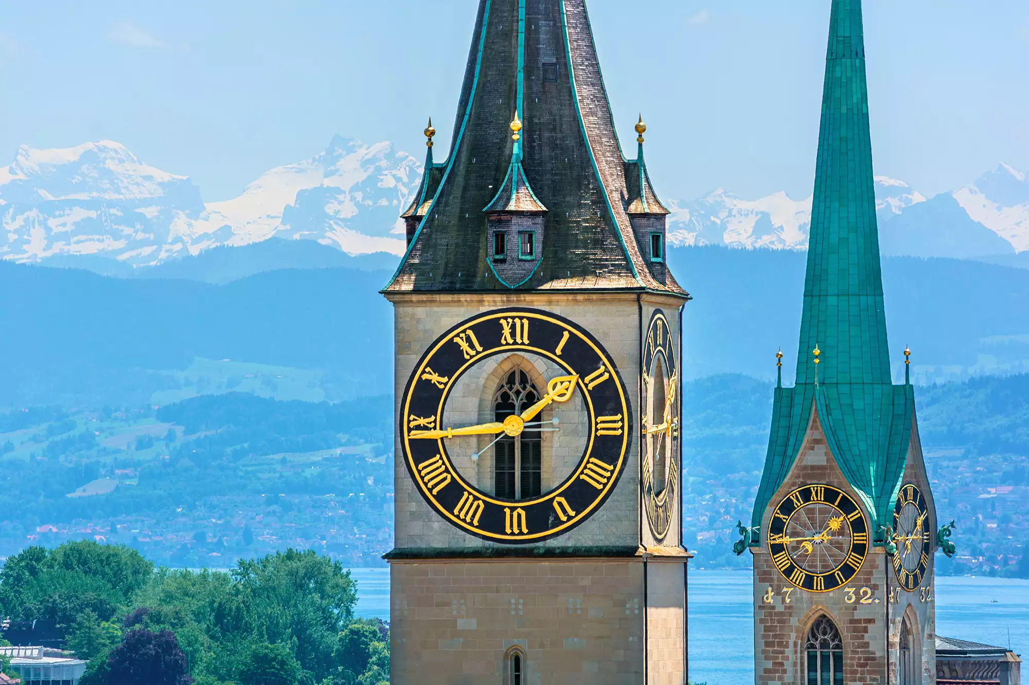 Peterskirche und Fraumünster im Hintergrund schneebedeckte Berge