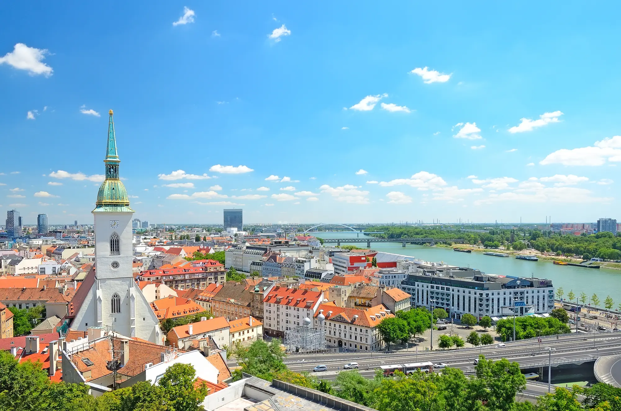 Panoramablick auf Bratislava und der Donau