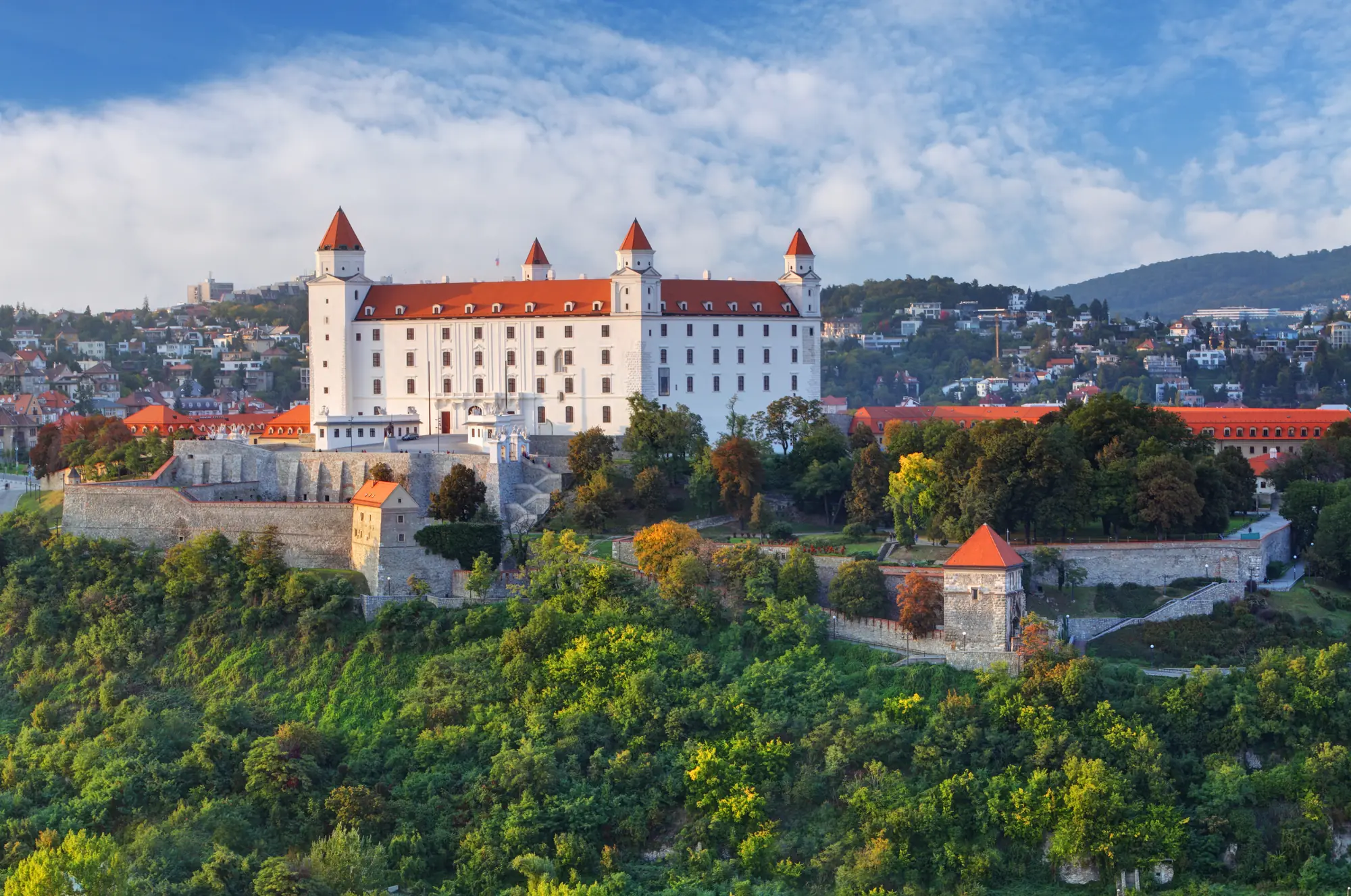 Weißgetünchtes Schloss vor malerischer Kulisse in Bratislava