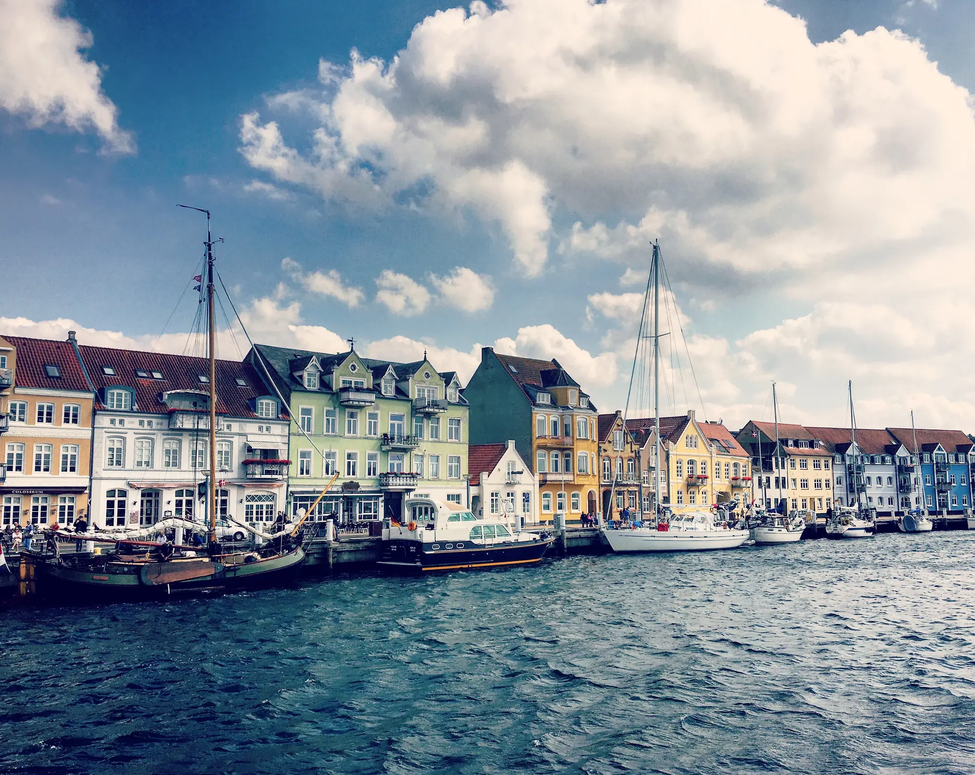 Sonderburg, Häuser & Schiffe vor bewölktem Himmel