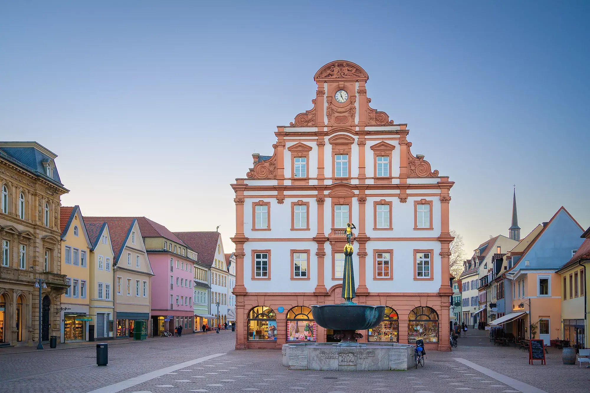 Blick auf das Haus der Münzer auch Alte Münze genannt in Stadtzentrum vom Speyer mit einem Springbrunnen auf dem Vorplatz