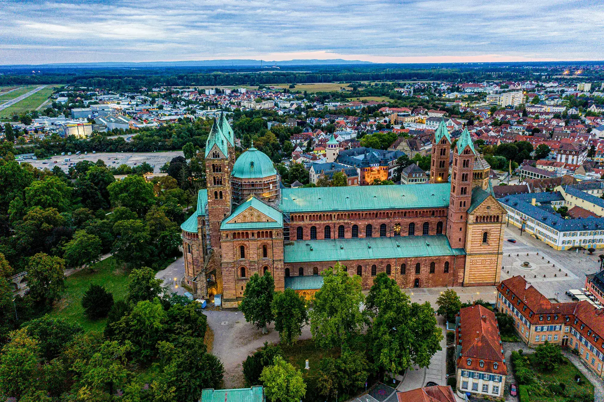 Speyer Sehenswürdigkeiten: Luftaufnahme des Dom zu Speyer mit Panoramablick auf die Stadt