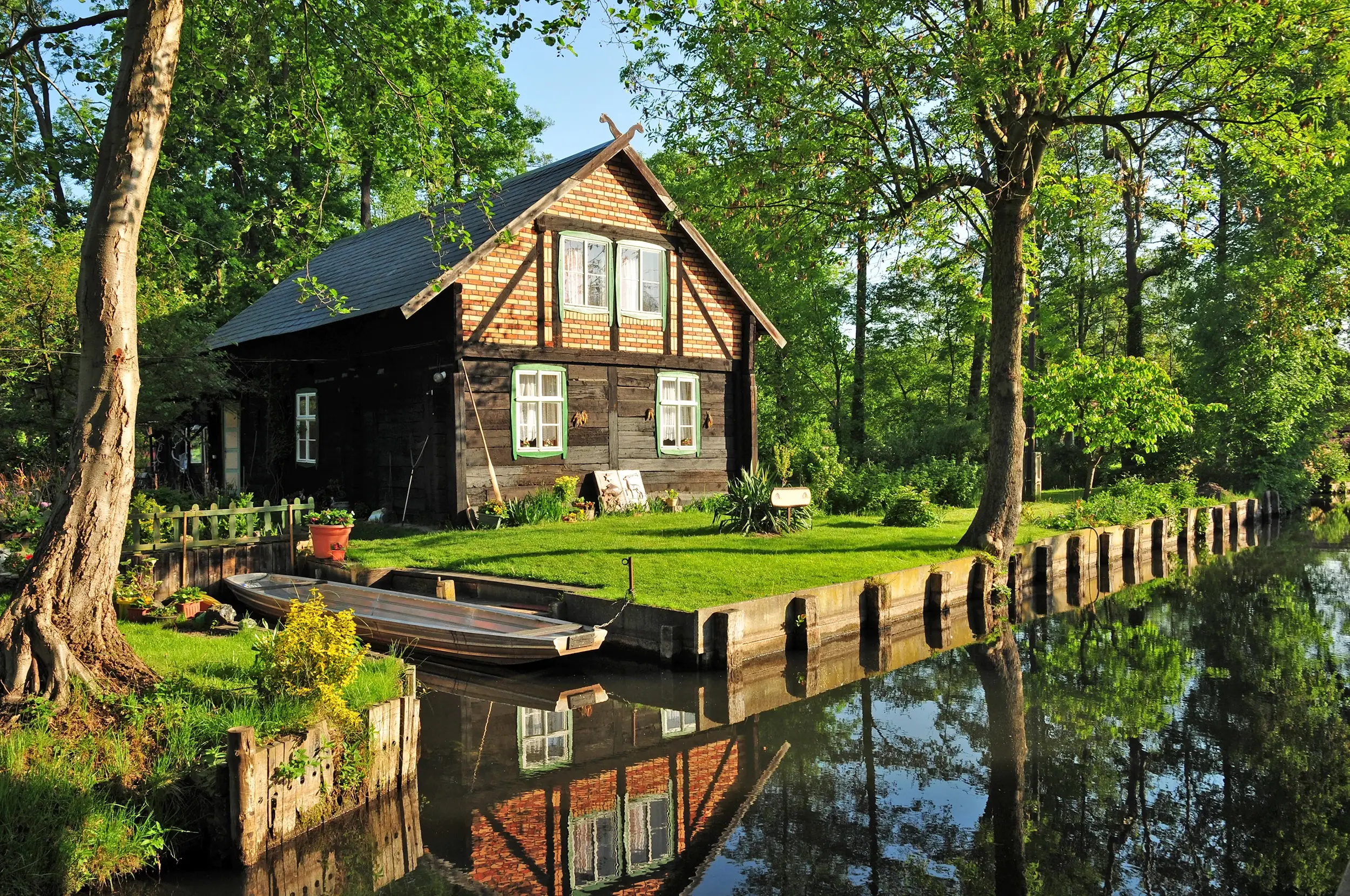 Holzhaus am Kanal im Spreewald bei Cottbus