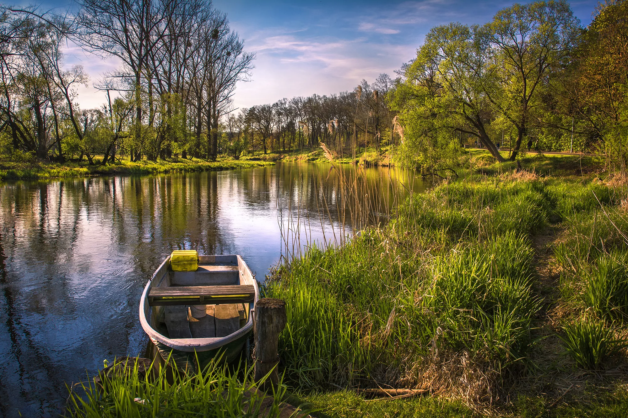 Altes Ruderboot am Ufer eines Spreewald-Kanals