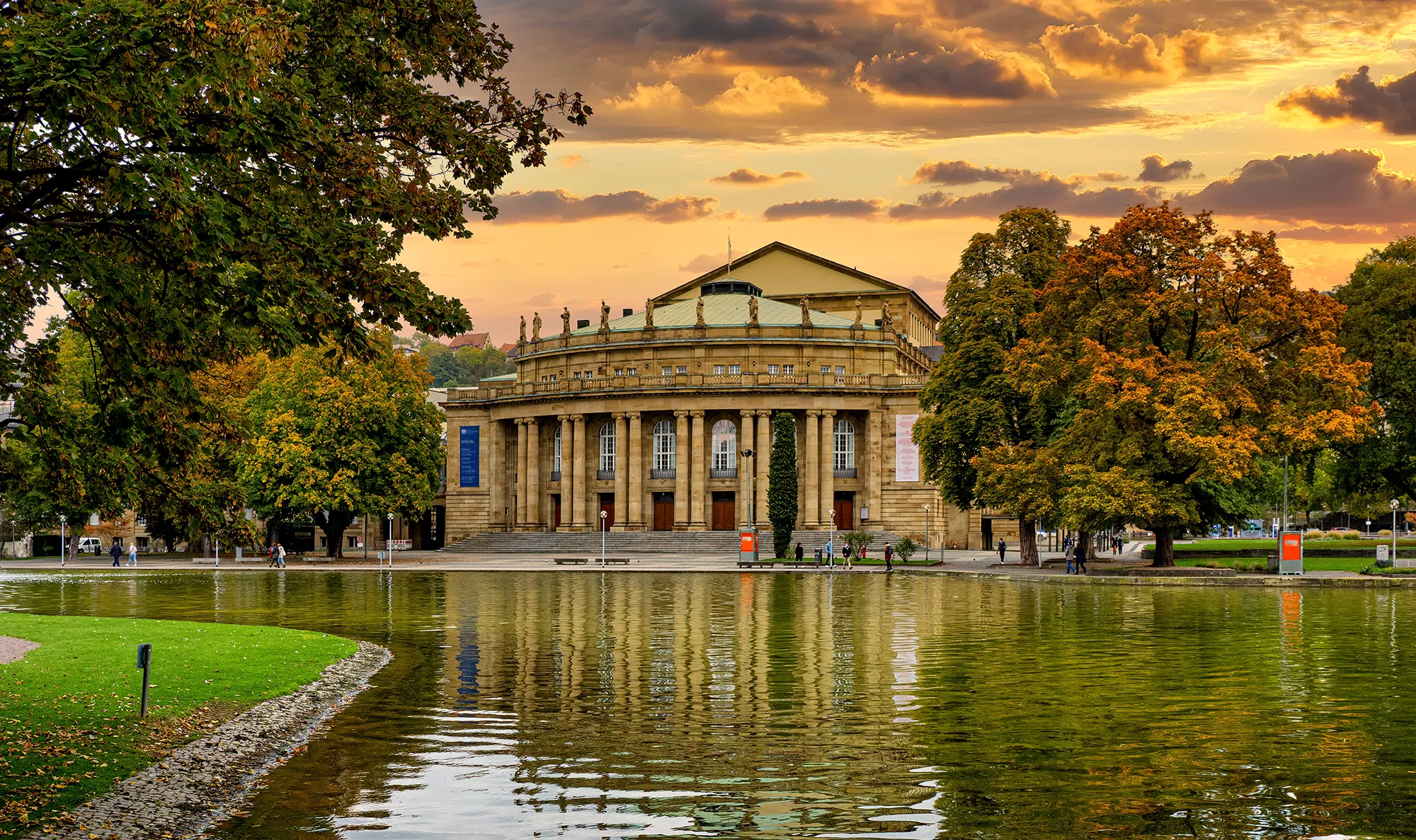Staatsoper Stuttgart im Stuttgarter Schloßgarten am Eckensee bei Sonnenuntergang