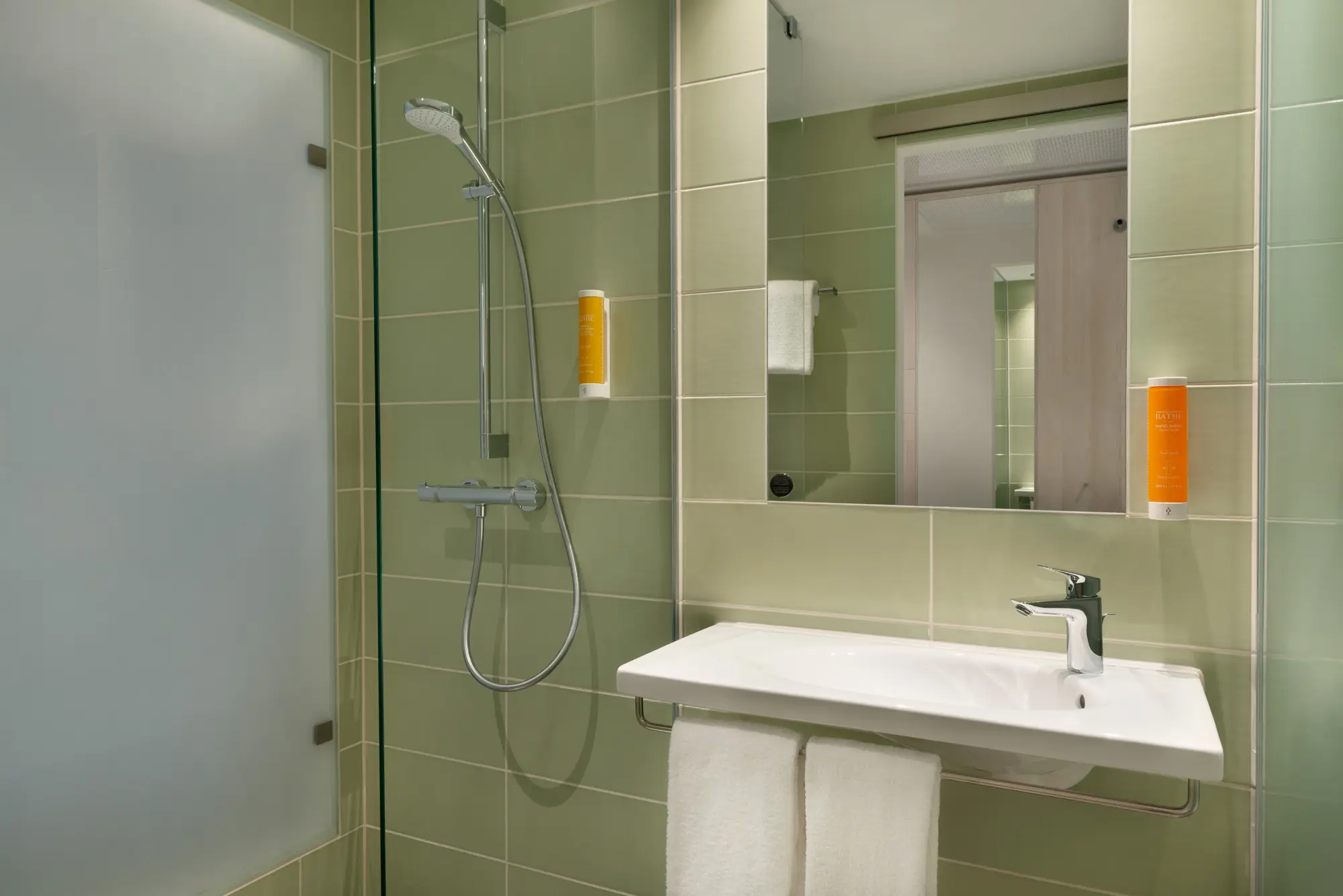 Bad im Super 8 by Wyndham Hotel Koblenz