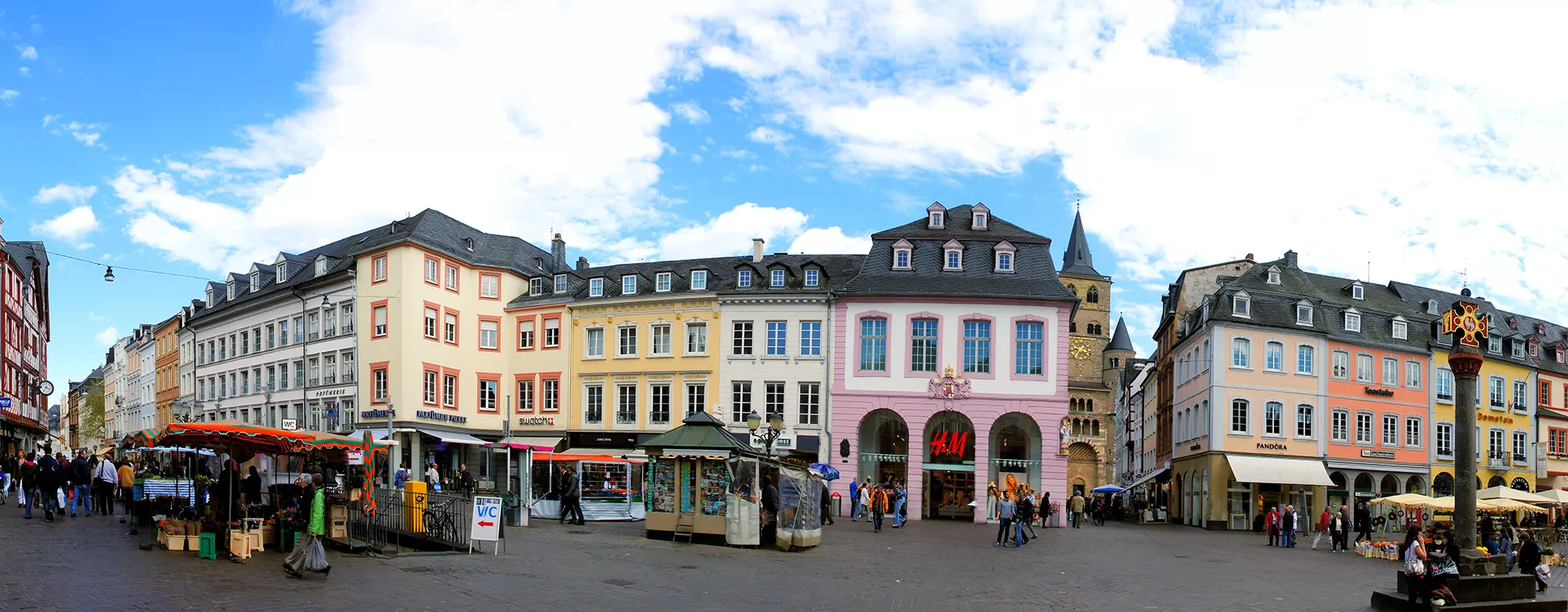 Hauptmark am Tag mit Marktständen beim Besuch mit Hotel in Trier