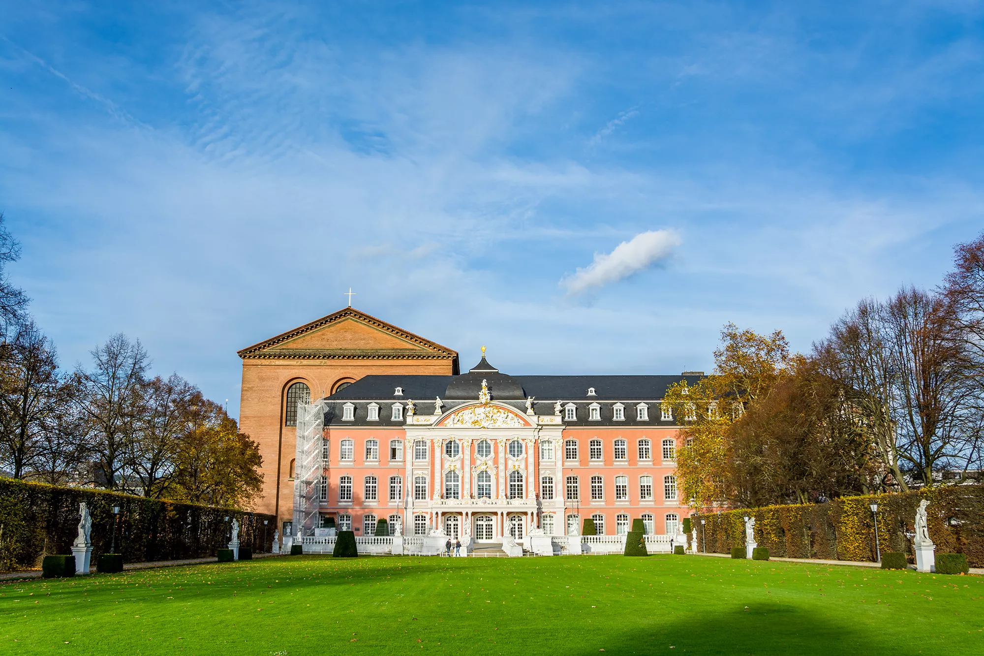 Kurfürstliches Palais bei Sonnenschein mit Blick vom Park und der Konstantinbasilika im Hintergrund