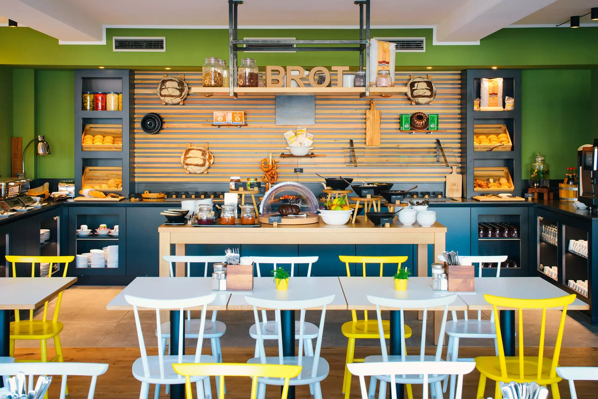 Bunter Frühstücksraum im Vienna House Easy Limburg