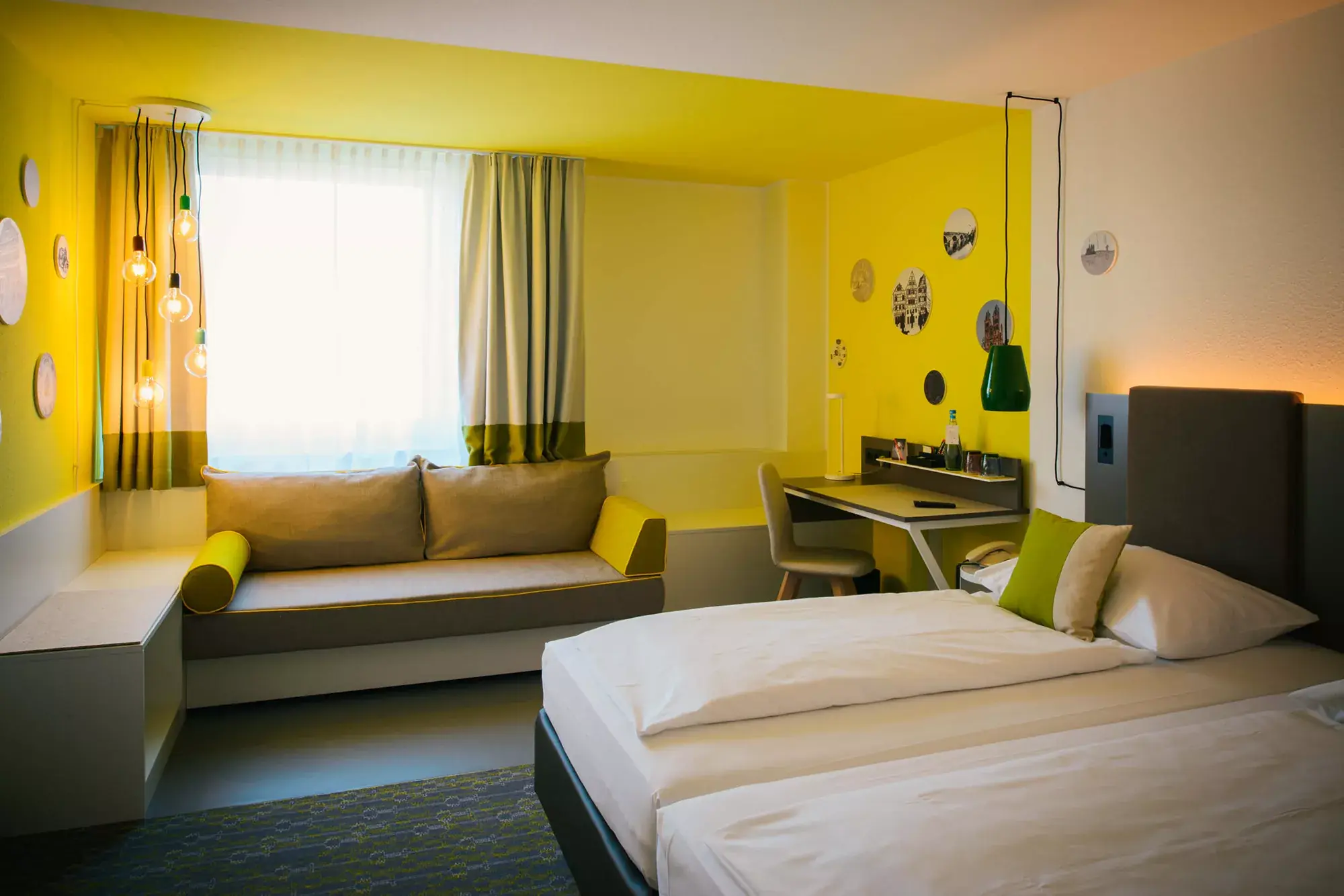 Zimmerbeispiel im Vienna House Easy Limburg in gelb