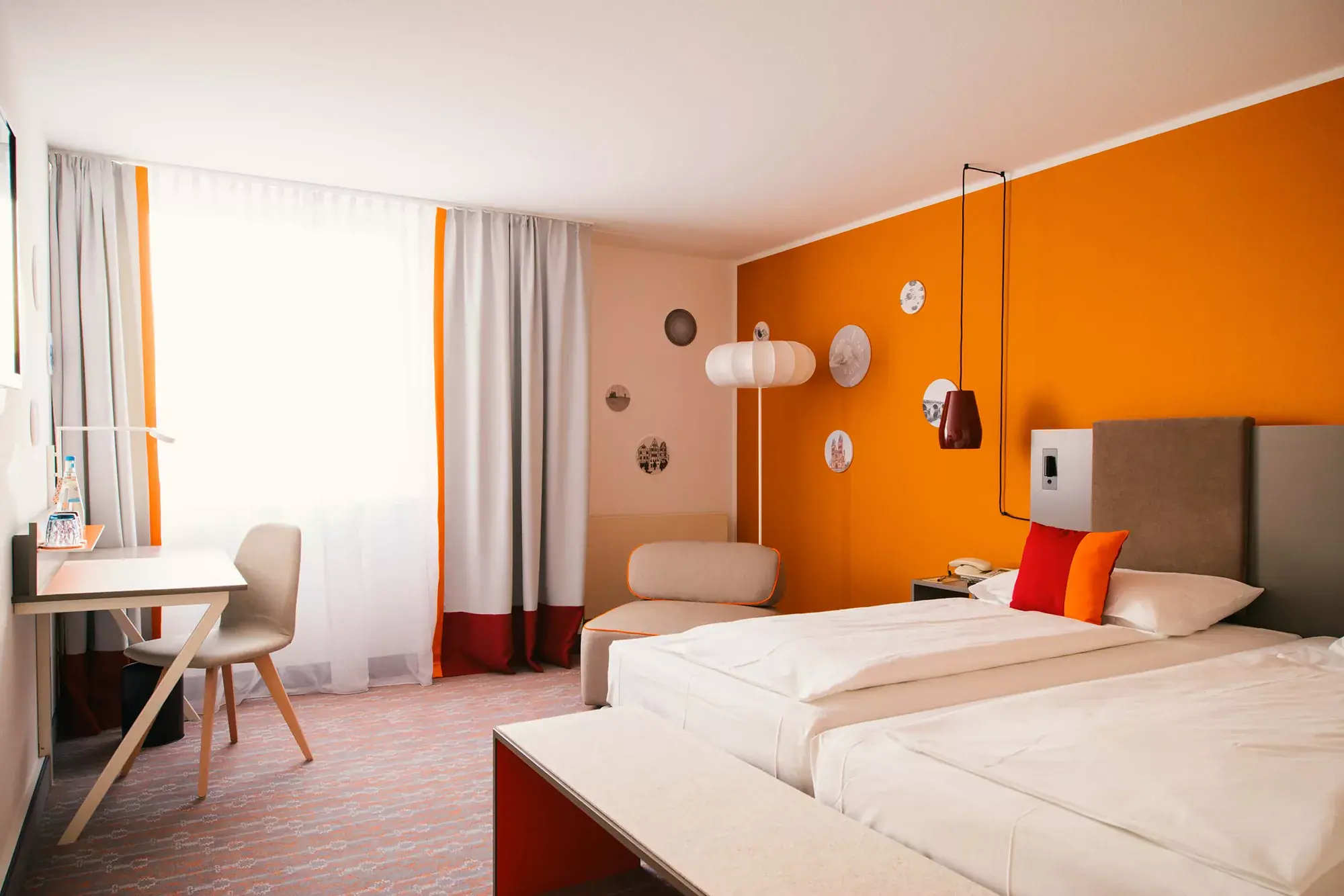 Zimmerbeispiel im Vienna House Easy Limburg in orange