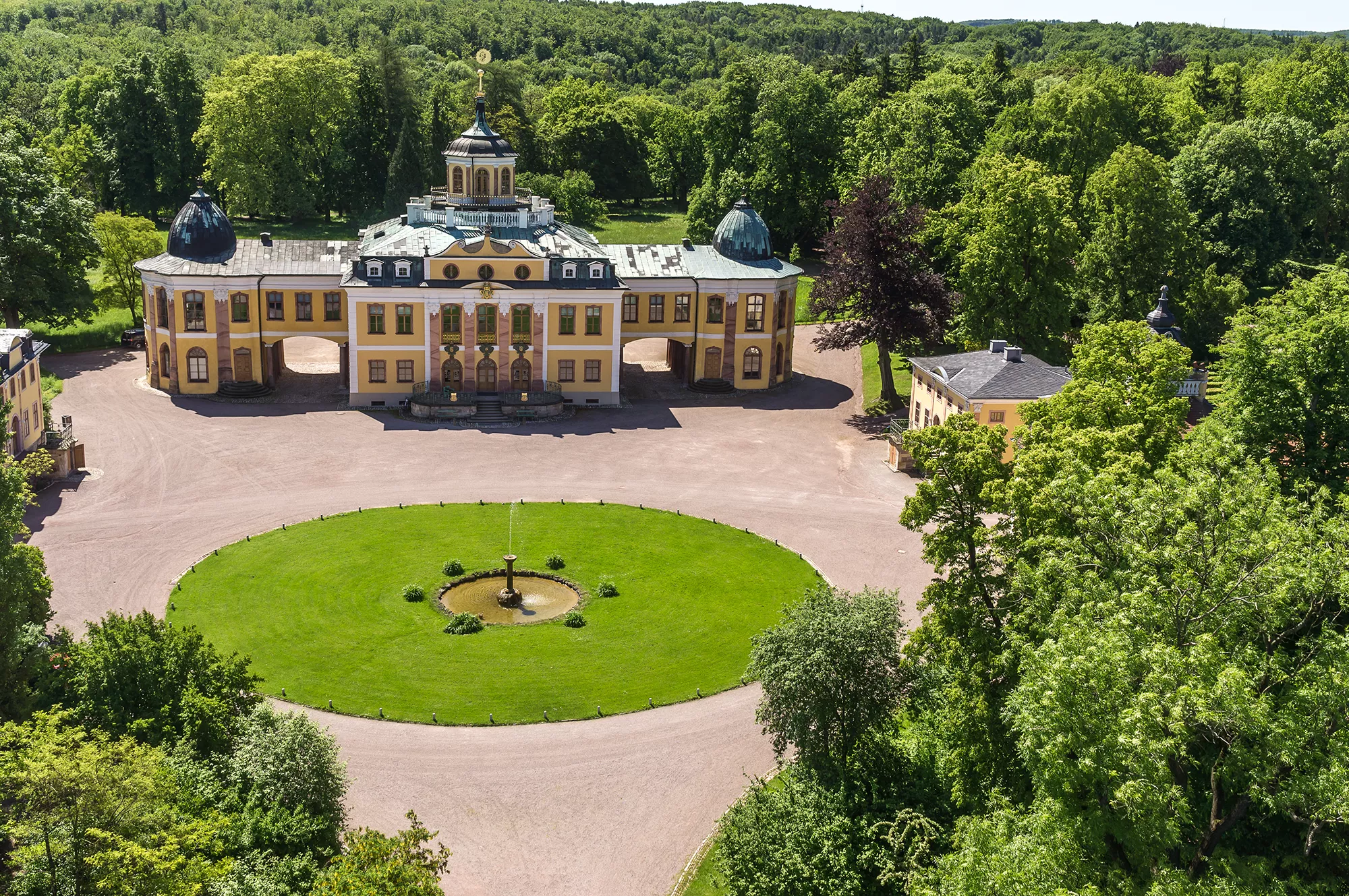 Luftaufnahme vom Schloss Belvedere in Weimar im Sommer