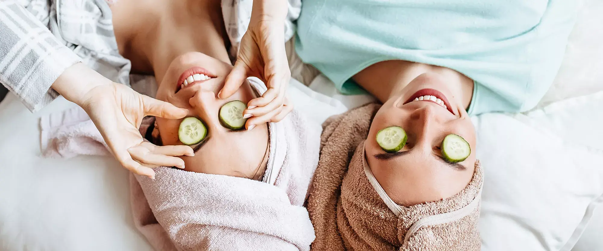 Freundinnen mit Gurkenmaske im Wellness Urlaub