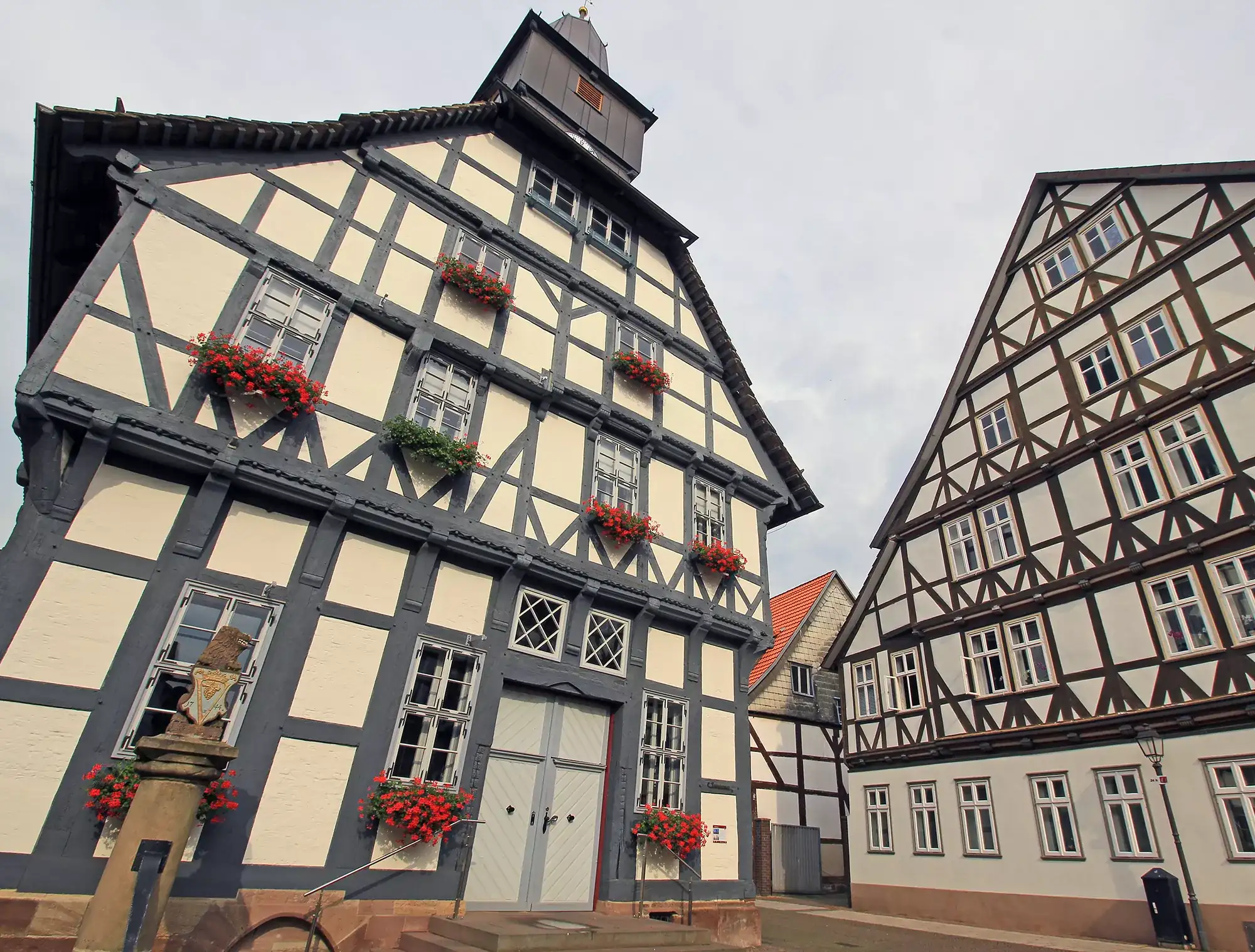 Fachwerkhäuser mit Geranien in Uslar in der Nähe vom romantischen Hotel Menzhausen