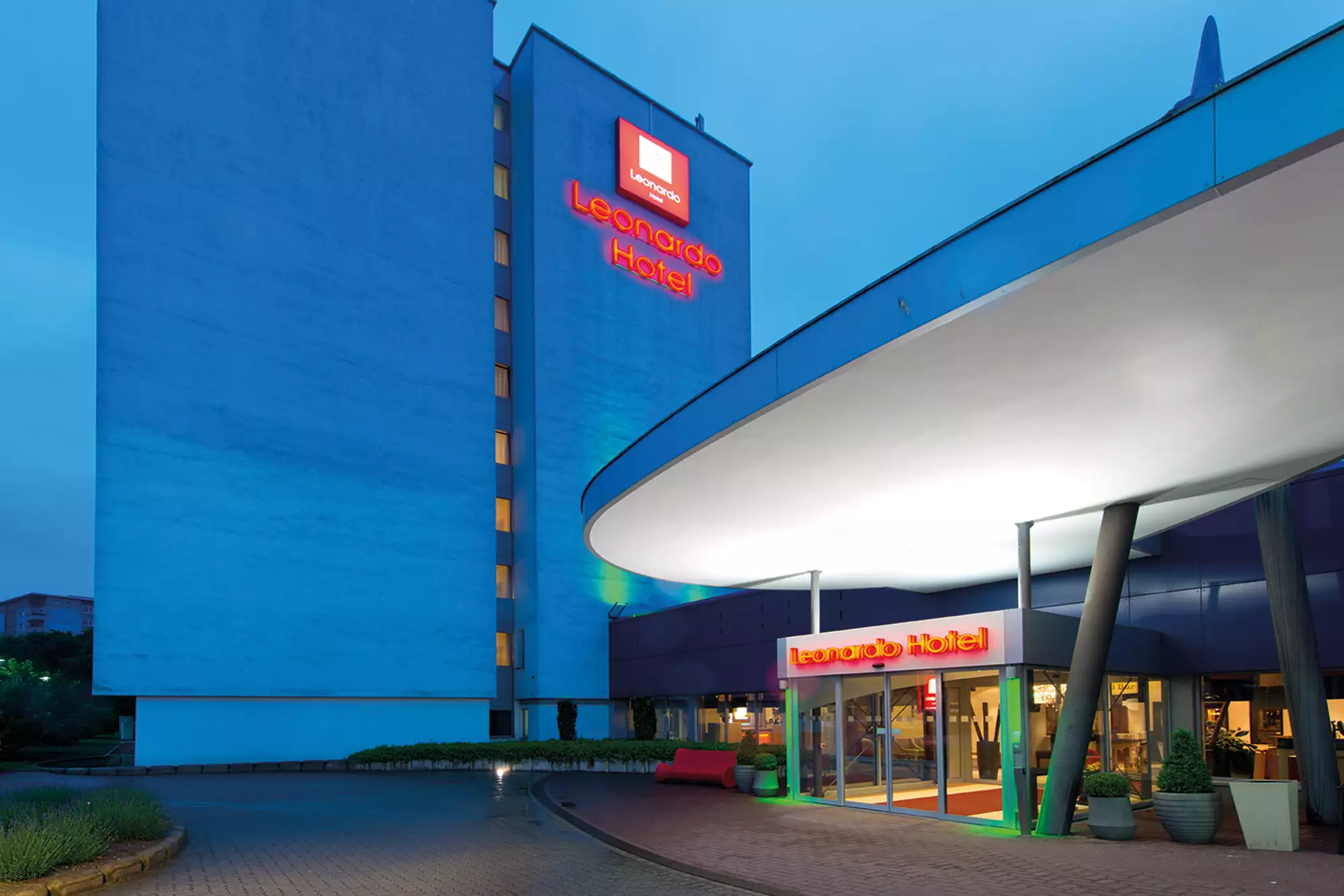 Außenansicht in der Abenddämmerung vom Leonardo Hotel Wolfsburg