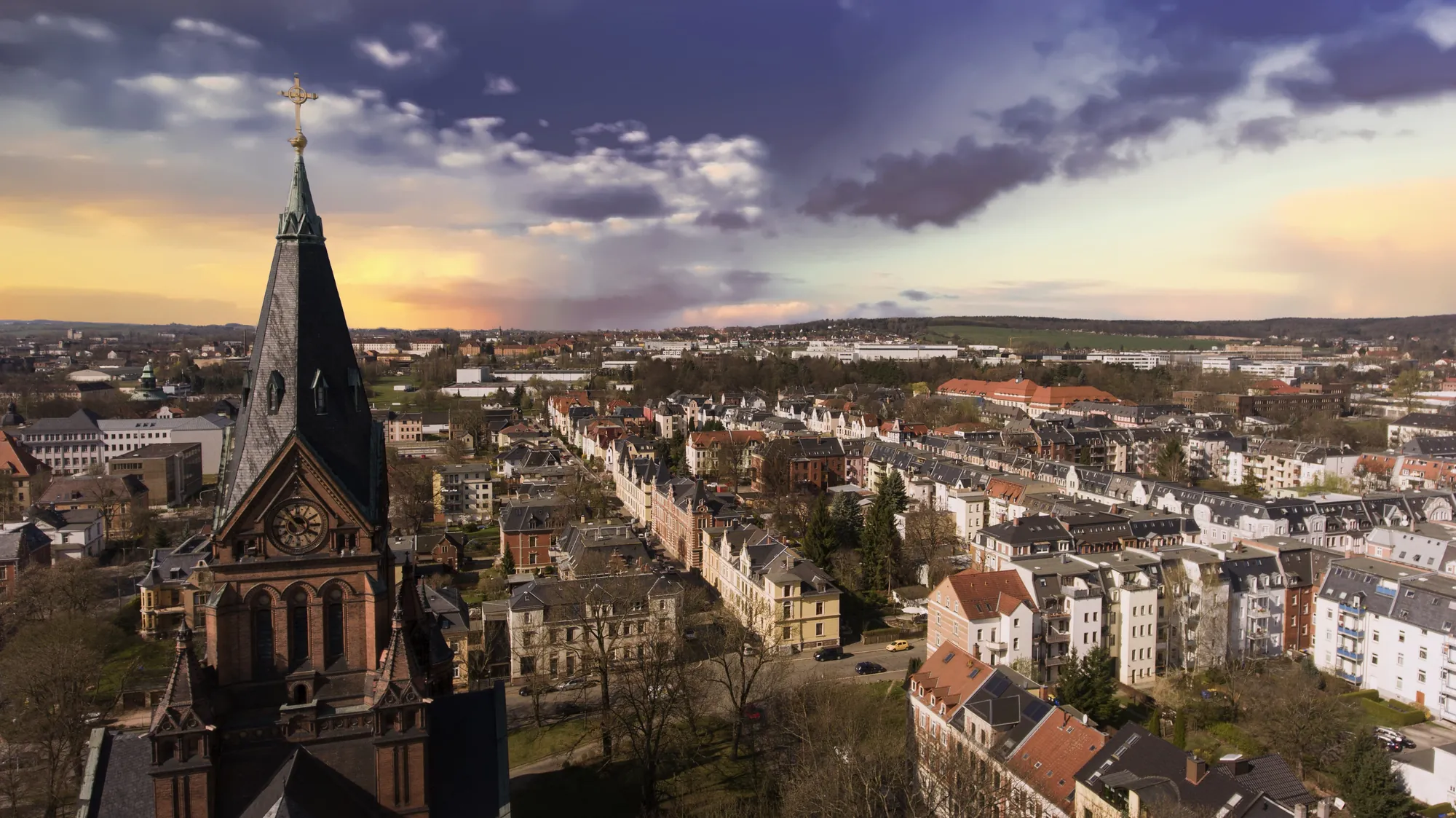 Luftansicht von Zwickau mit einer Kirche im Vordergrund umgeben von Wohnhäusern