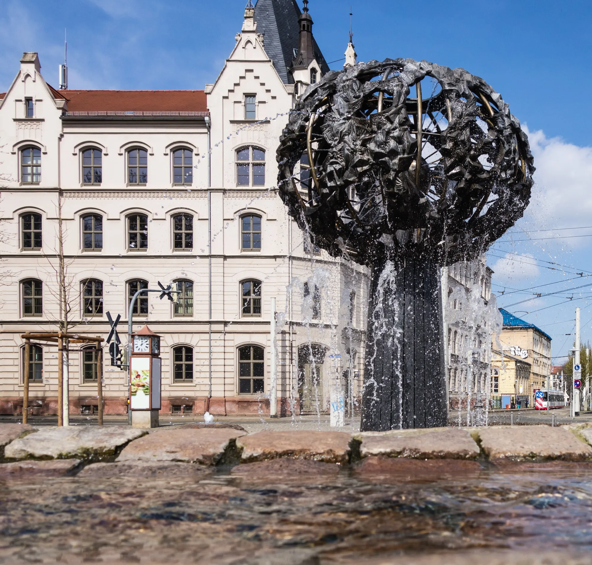 Brunnen der Freundschaft in Zwickau. Er besteht aus stilisierten Darstellungen von Weltkugel, Erde und Vulkan.