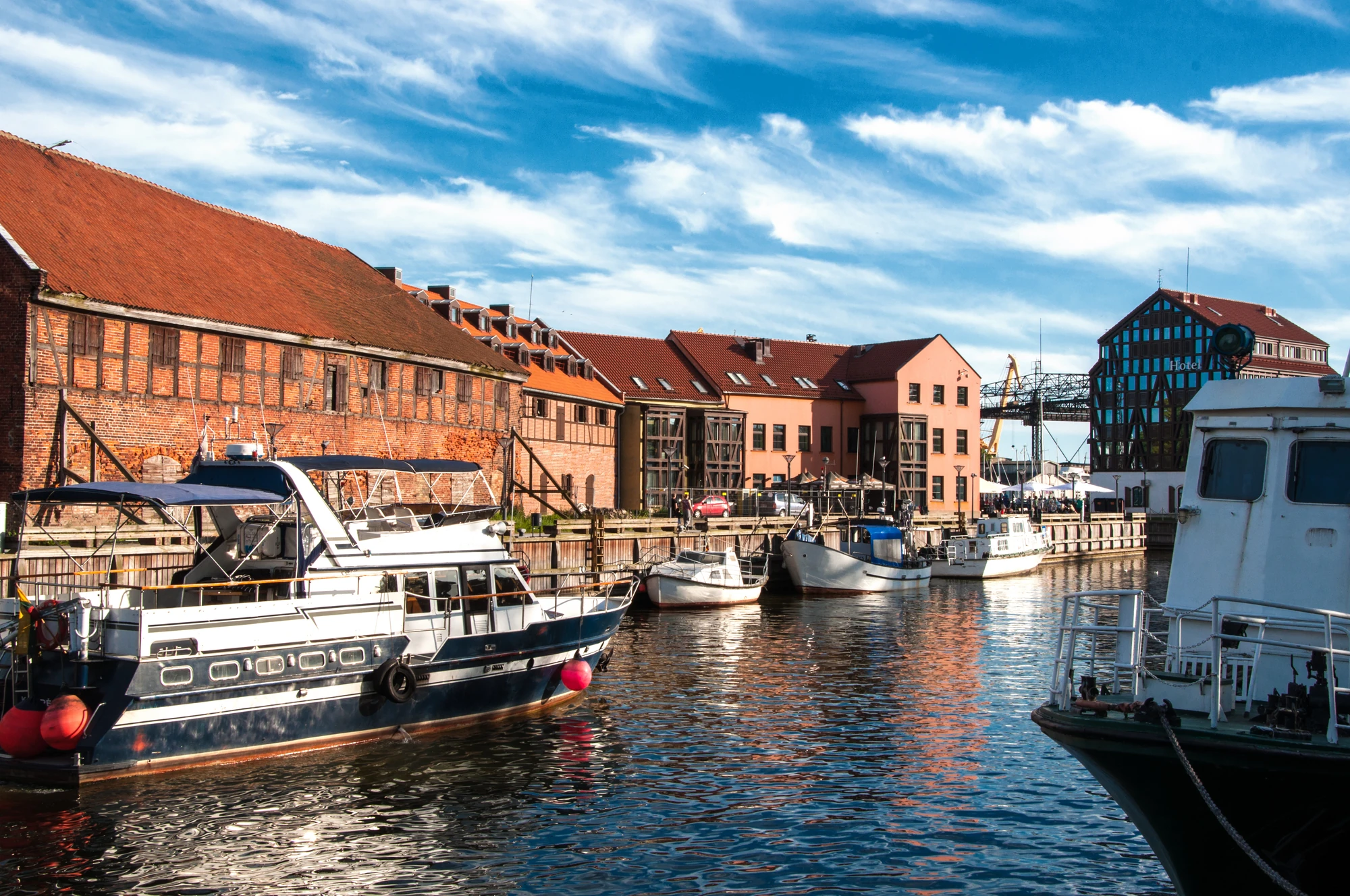 Hafen mit Booten auf dem Wasser in Klaipeda mit Fachwerkhäusern bei Sonnenschein