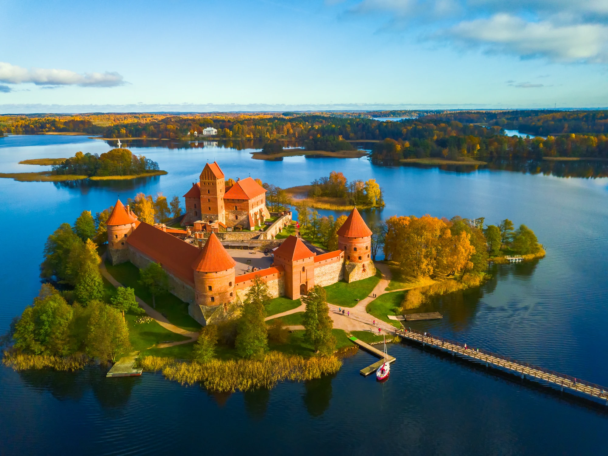 Trakai Burg in Lettland, eine malerische Sehenswürdigkeit auf einer Insel, umgeben von Wasser und Natur.