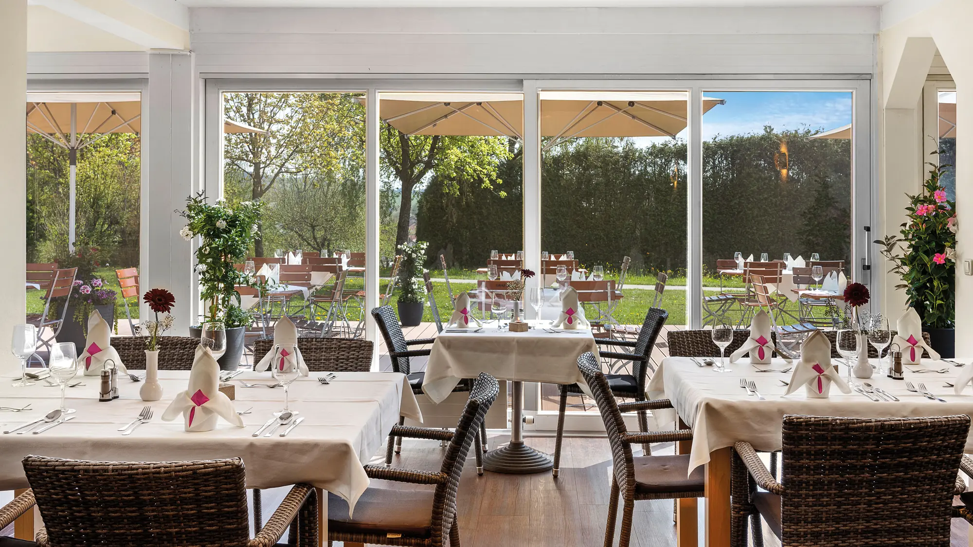 Restaurant im Best Western Aparthotel Birnbachhöhe mit Blick auf Terrasse