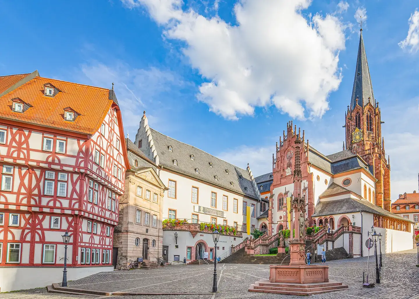 Altstadt mit Stiftbasilika, Stiftsmuseum und Stiftsbrunnen in Aschaffenburg