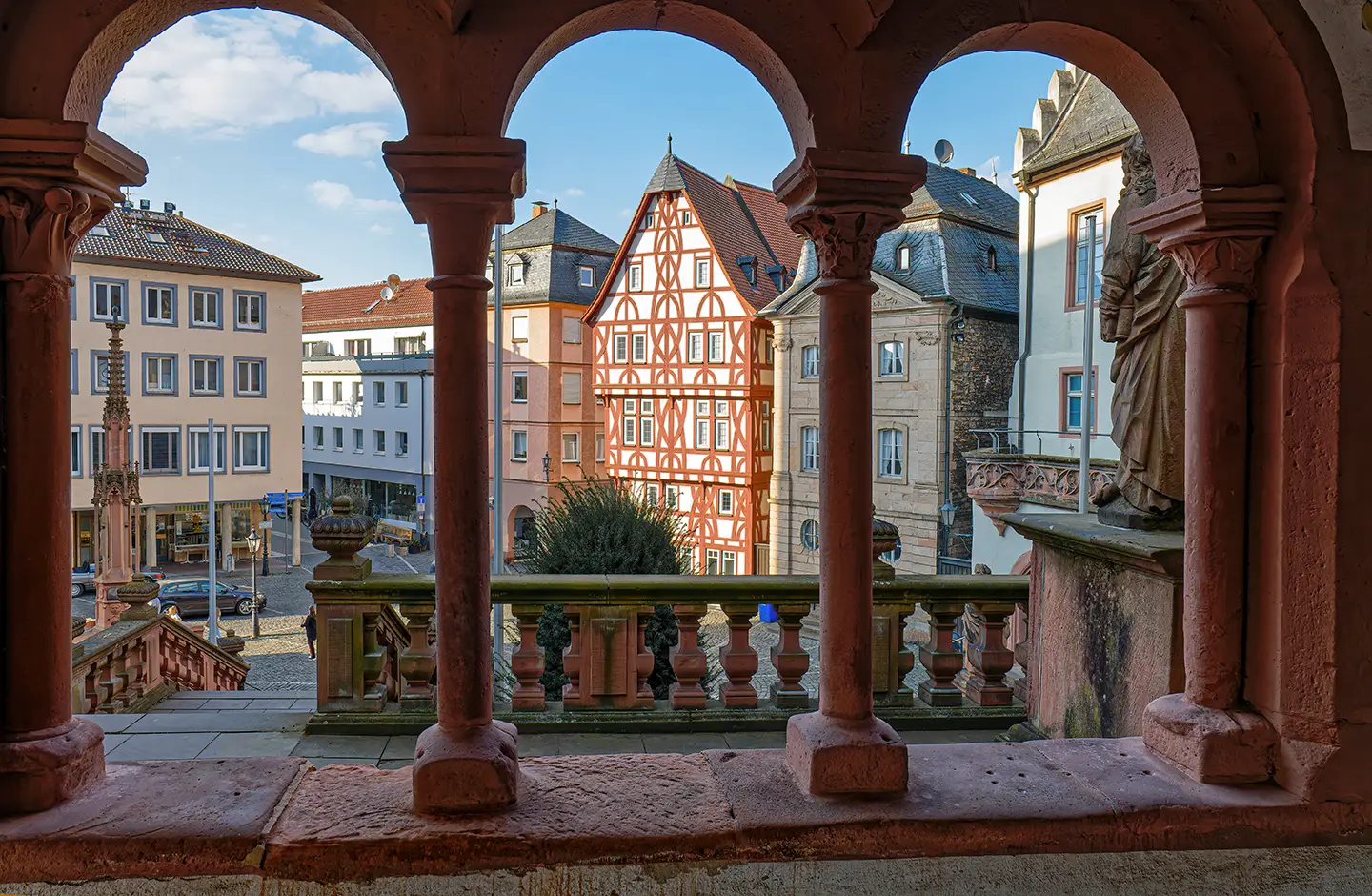 Blick durch Torbogen der Basilika auf die Altstadt von Aschaffenburg