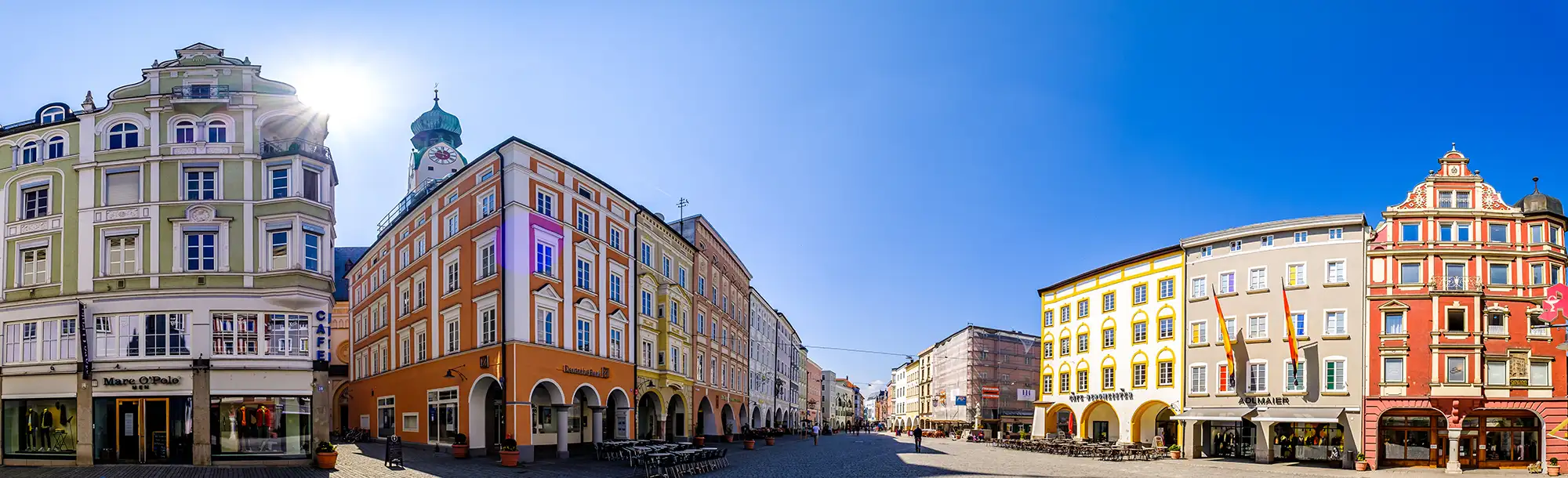 360 Grad Blick auf den St. Josef Platz mit seinen bunten Häusern bei einer Kurzreise auf den Spuren der Rosenheim Cops