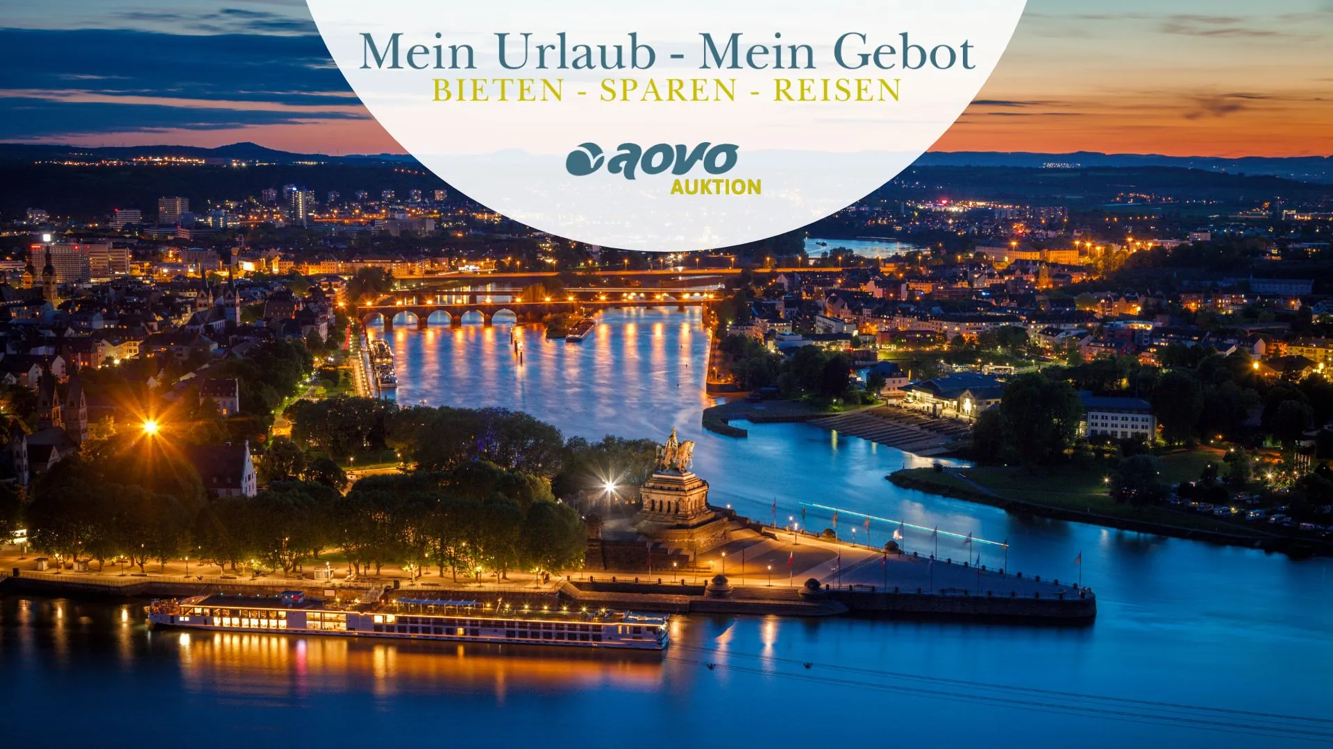 Bild von Koblenz am Abend beleuchtet mit Slogan: Mein Urlaub - Mein Gebot | Bieten - Sparen - Reisen (aovo Auktion)