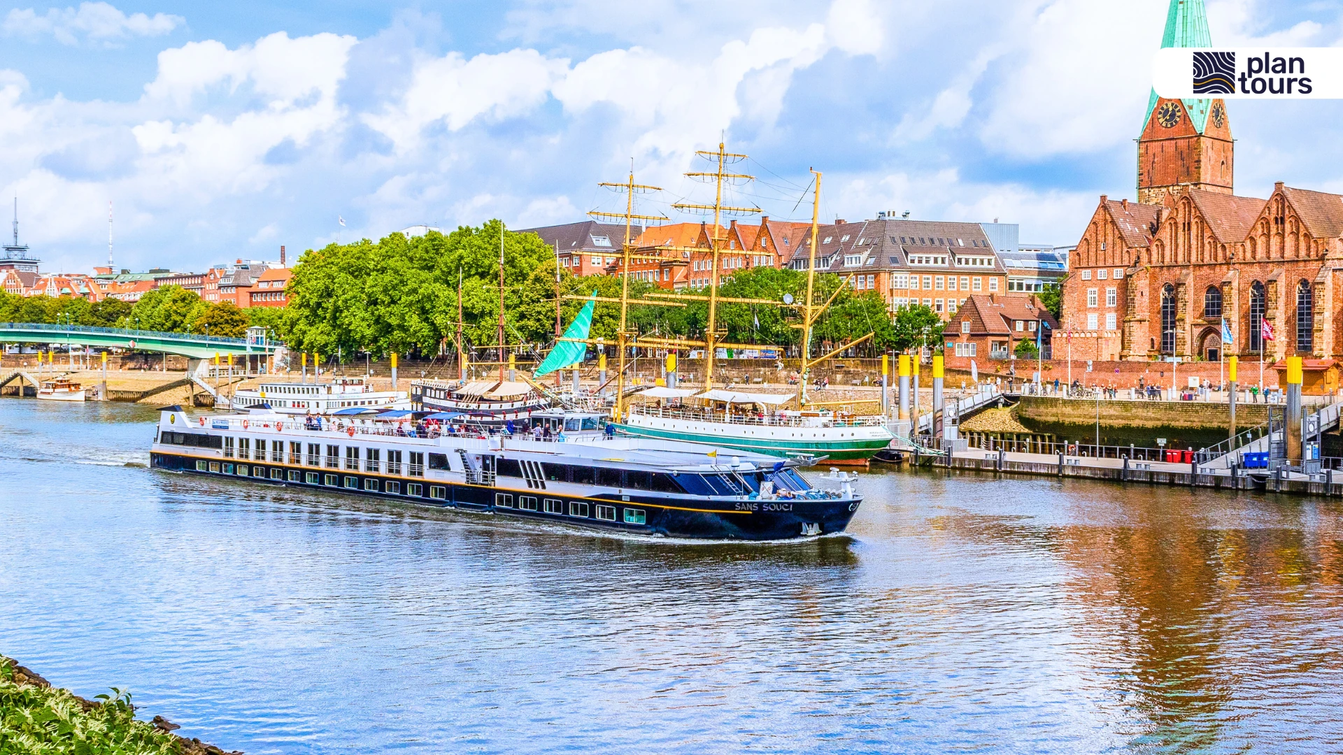 Bild von der MS SANS SOUCI auf dem Fluss mit Bremen im Hintergrund