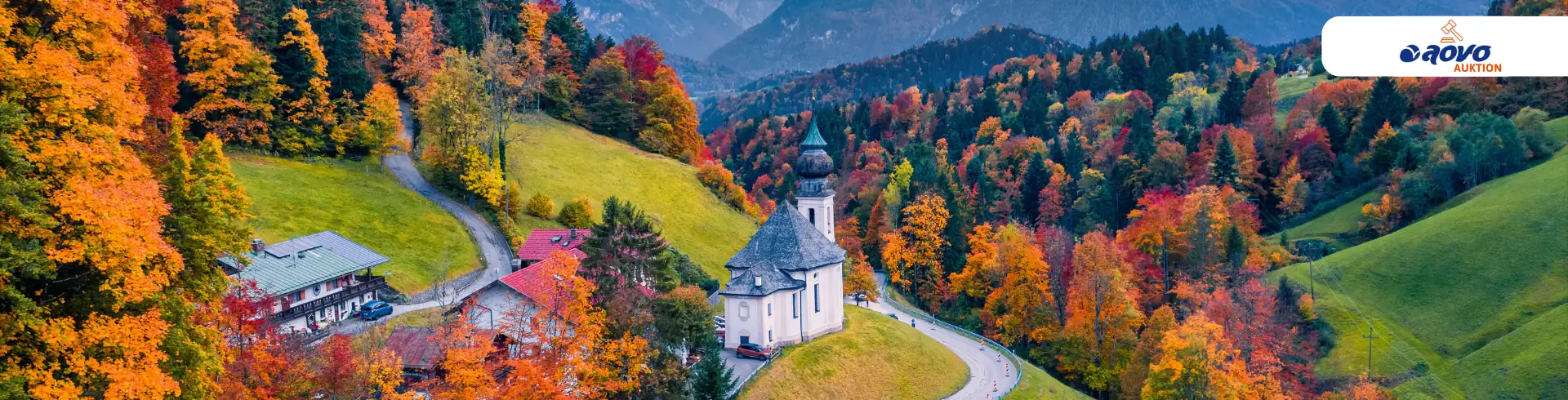 Herbstliche Landschaft mit buntem Laub, einem kleinen Dorf und einer Kirche im Bayerischen Wald (Bannerformat)