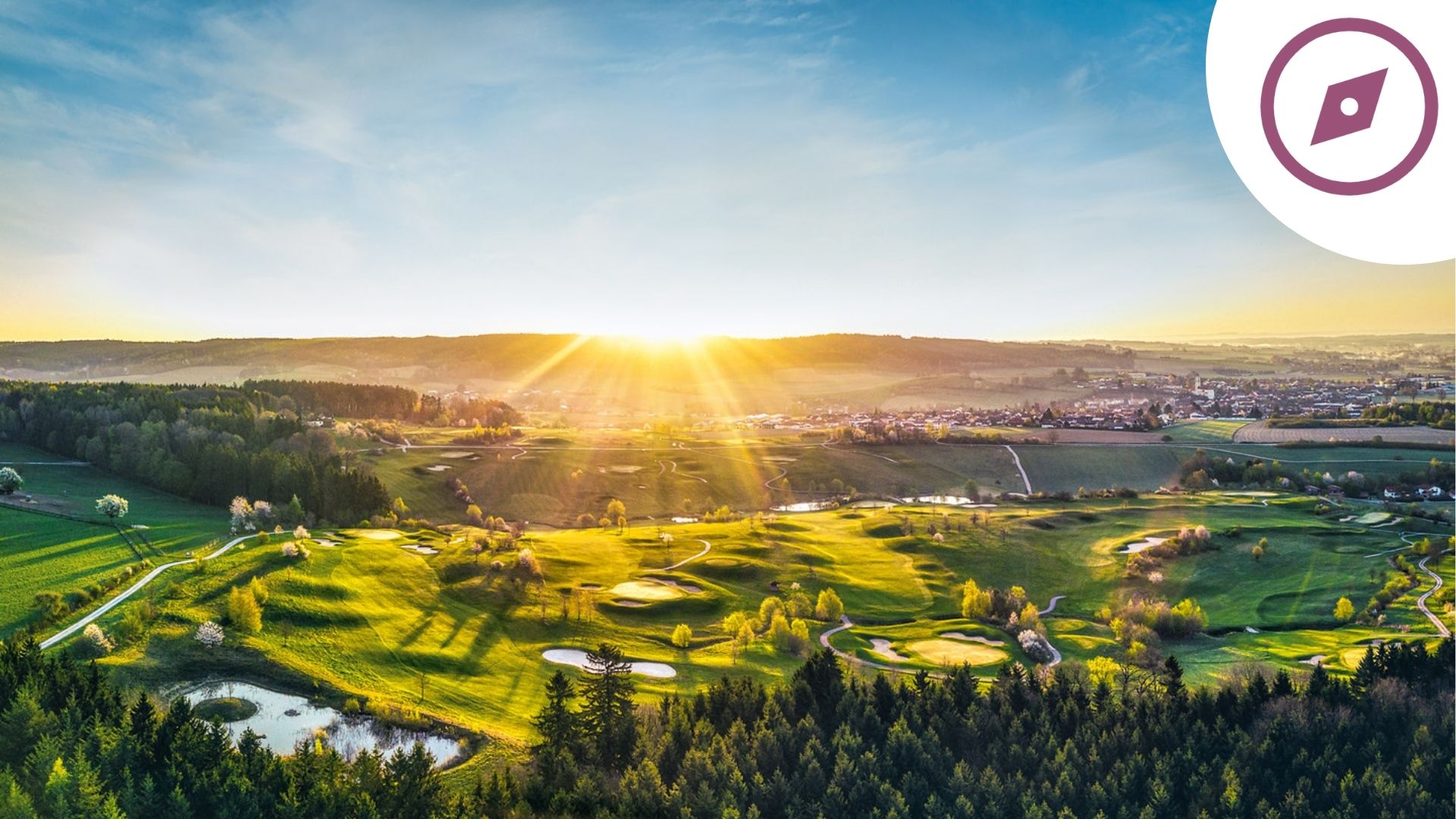 Luftbild vom Bella Vista Golfpark in Bad Birnbach nahe Bad Griesbach und dem Hotel Aunhamer mit Kompass Icon