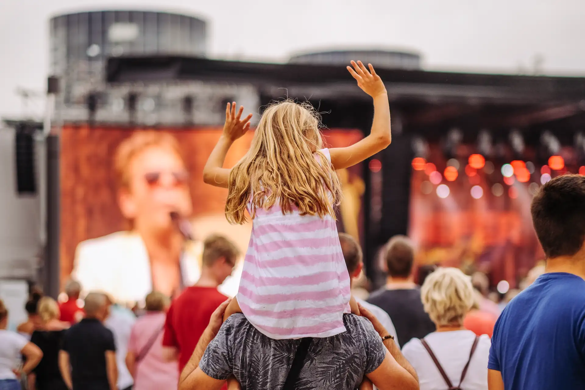 Autostadt Sommerfestival 2025. Blick von hinten auf das Publikum vor der Konzertbühne.