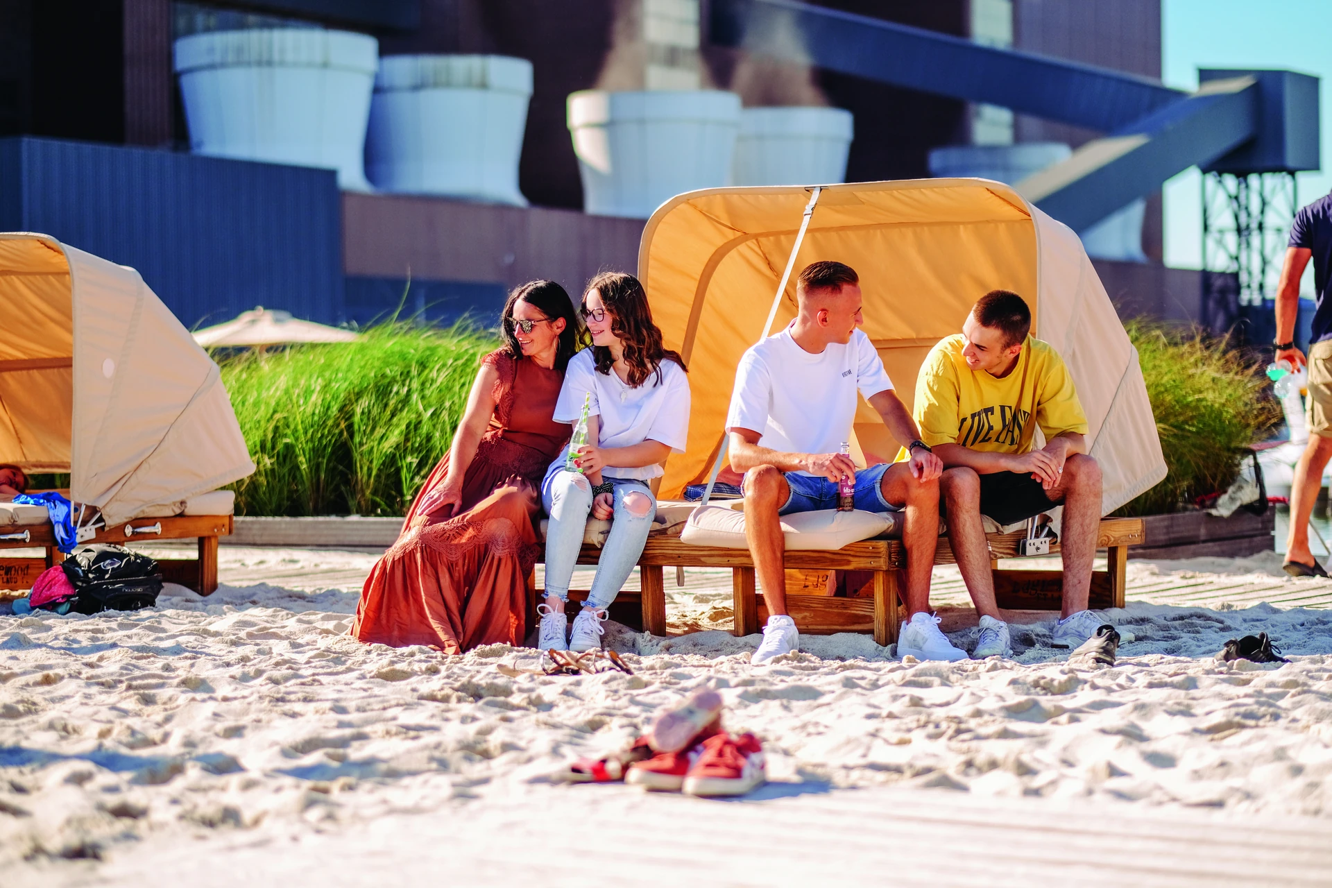 Besucher genießen die Atmosphäre auf Liegen am Strand in der Autostadt während des Sommerfestivals 2020