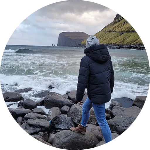 Profilbild von Kristina M. - junge Frau spaziert auf Felsen am Ufer