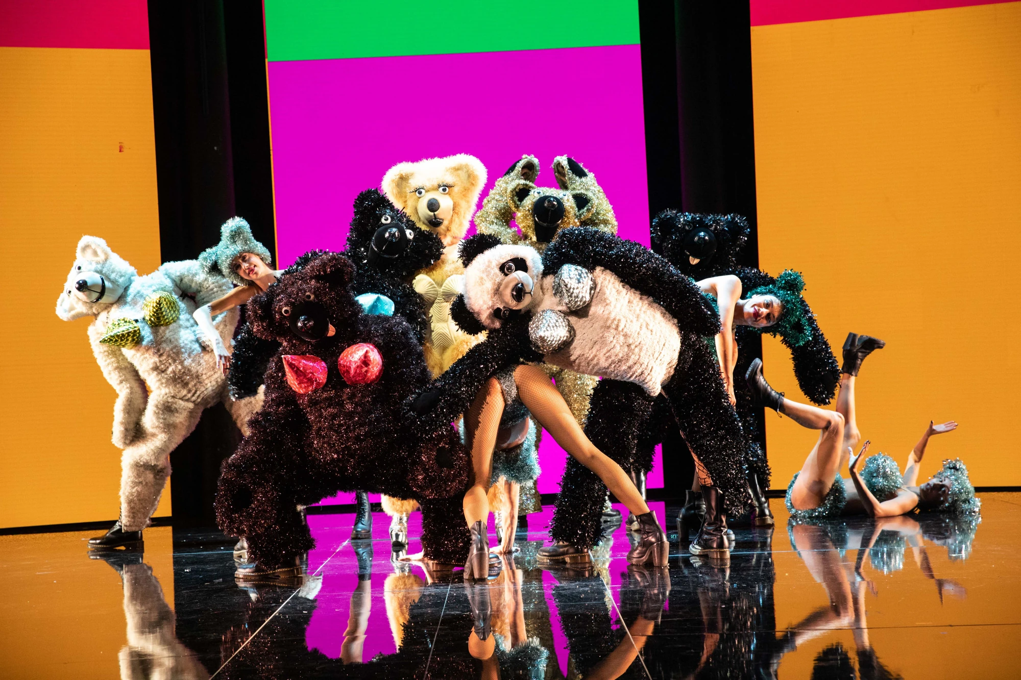 Jean Paul Gaultier Fashion Freak Show - Menschen in glitzernden Teddybärenkostümen und spitzen BH's