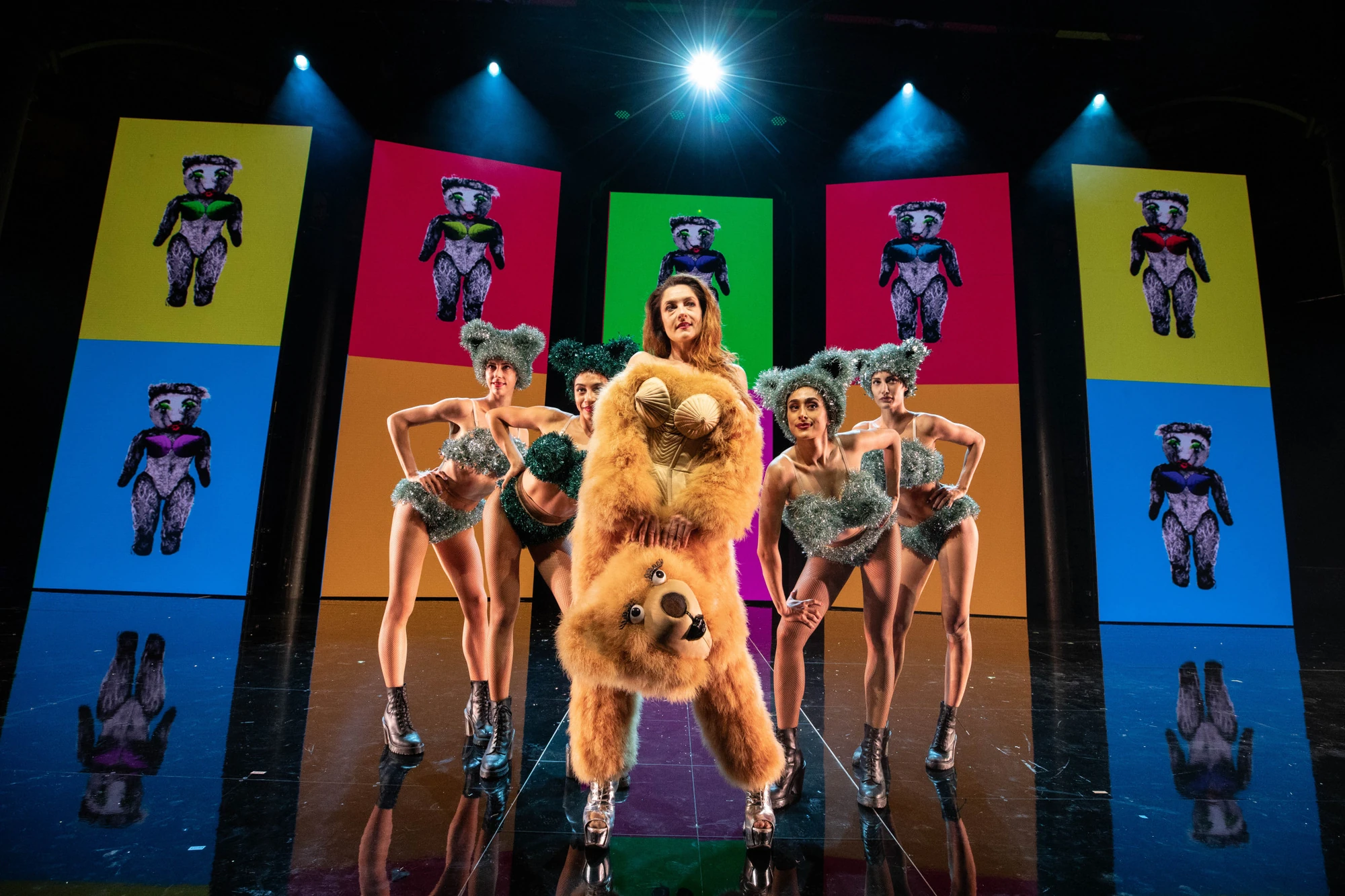 Jean Paul Gaultier Fashion Freak Show - Frauen auf der Bühne im Teddybr Outfit, Frauen dahinter in Teddybären Bikinis